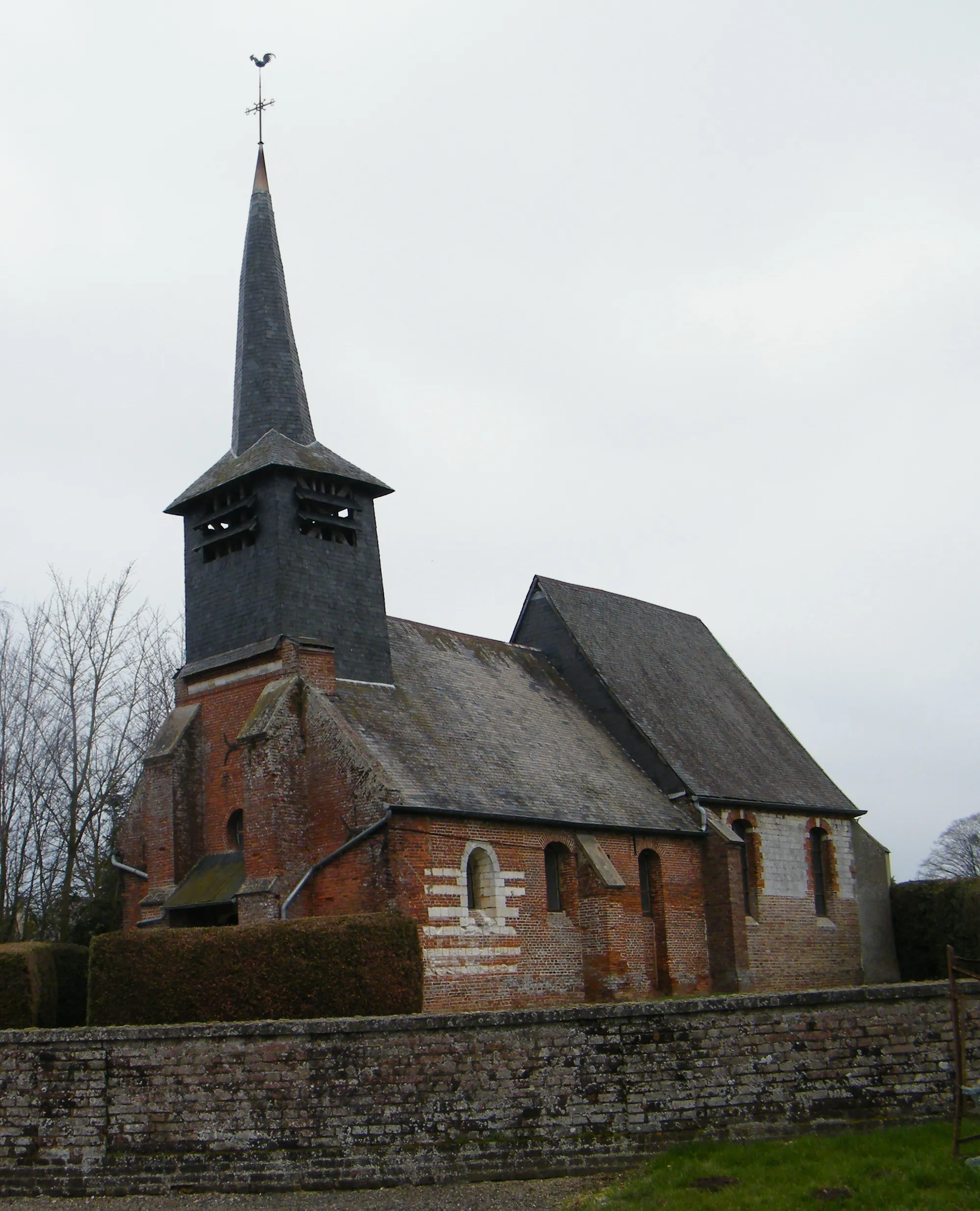 Photo showing: L'église est excentrée du village