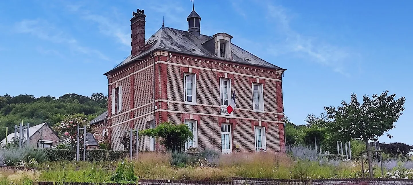 Photo showing: Photographie de la mairie de Longroy (Basse définition) (24 Juillet 2021)