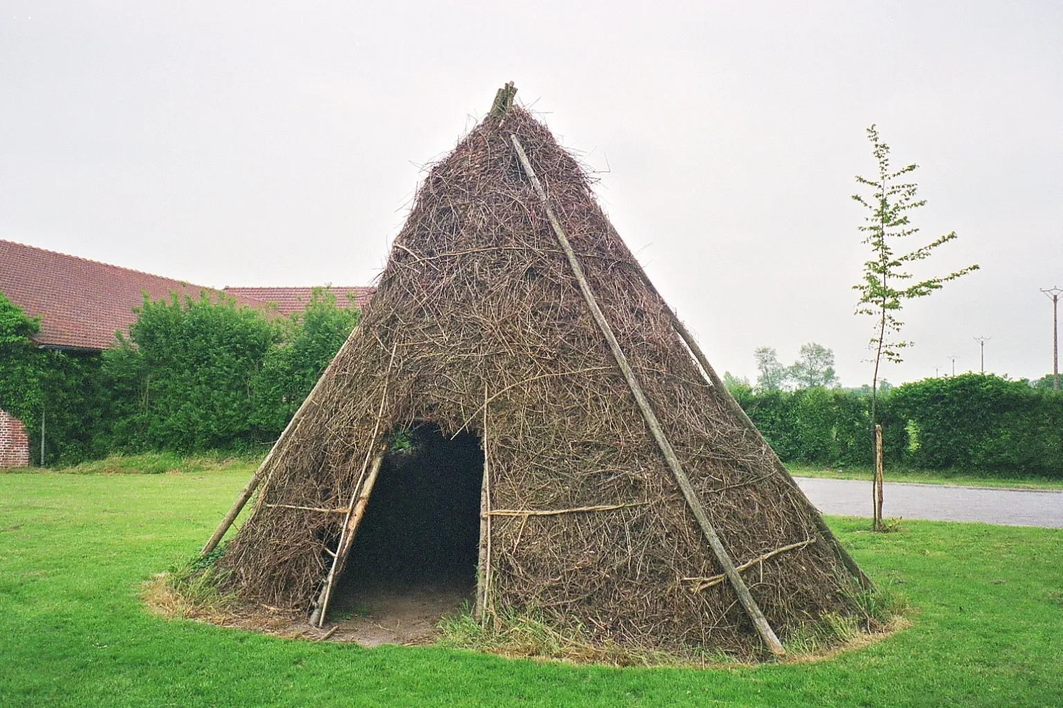 Photo showing: Abri temporaire des bucherons en forêt d'Eu ( reconstitution)