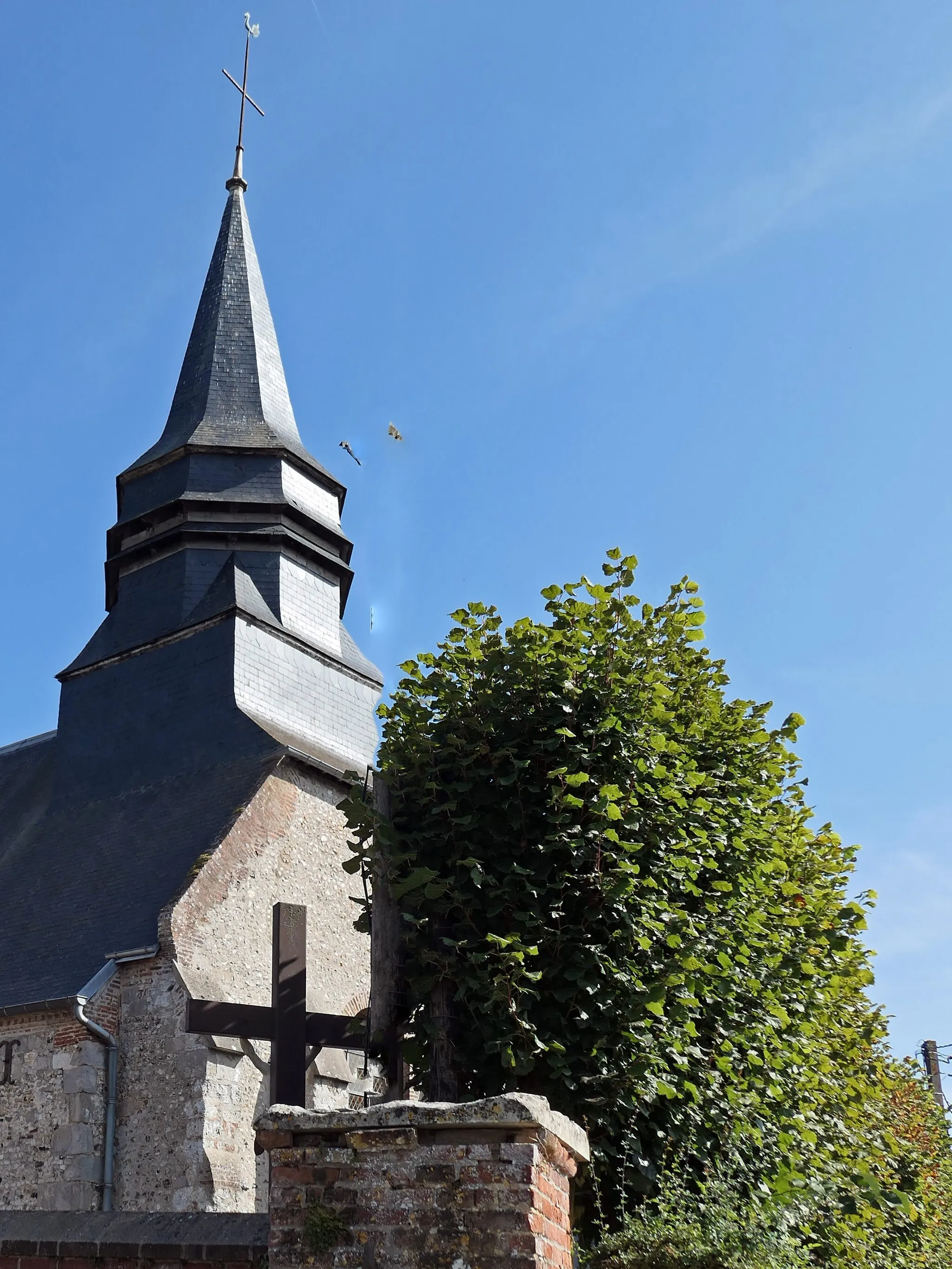 Photo showing: Eglise du 11ème ou 12ème siècle plusieurs fois modifiée. Plan allongé, clocher à l'avant de la nef, chevet plat, baies en plein cintre. Toit à longs pans en ardoise.