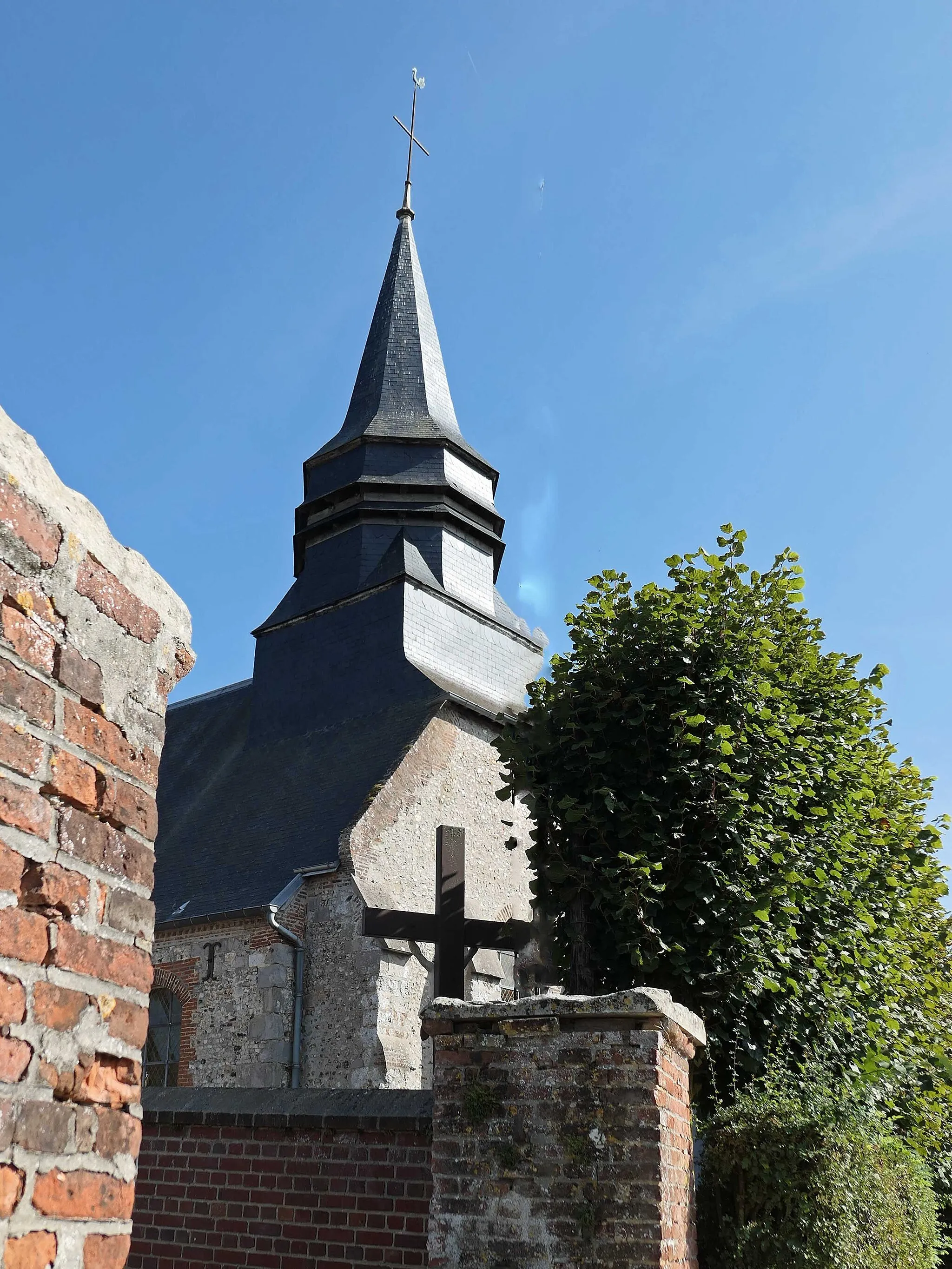 Photo showing: petite église entre des maisons