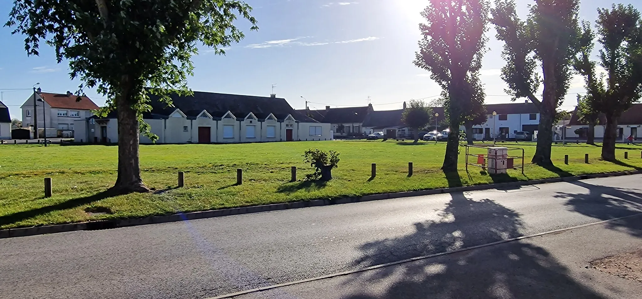 Photo showing: Le champ palandier avec la salle des fêtes.