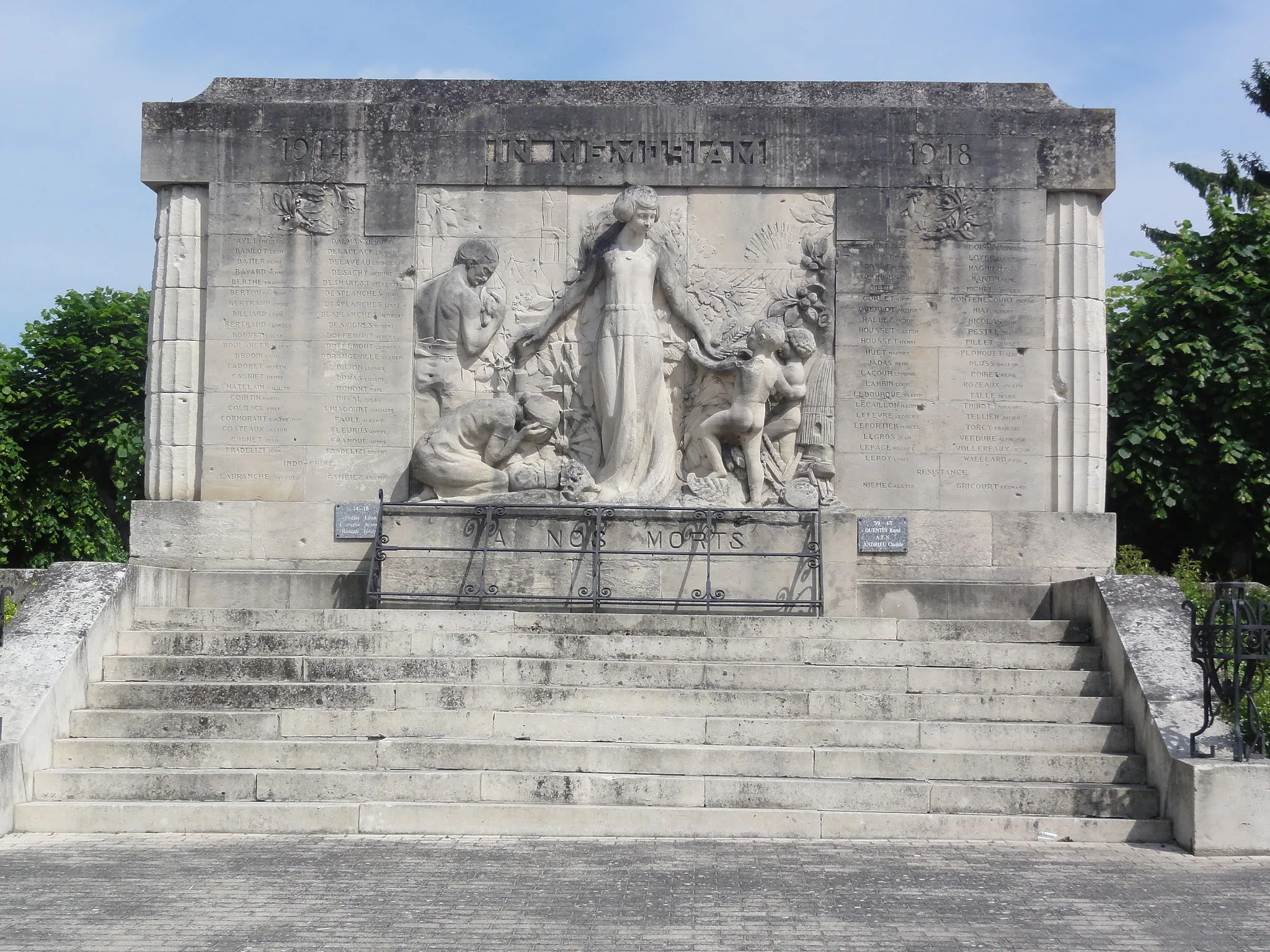 Photo showing: Vailly-sur-Aisne (Aisne) Monument aux morts