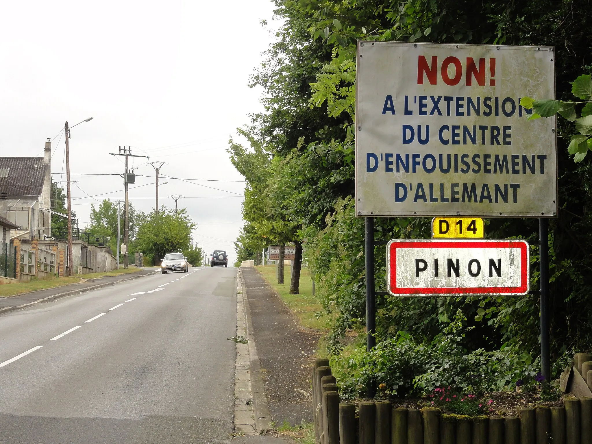 Photo showing: Pinon (Aisne) city limit sign