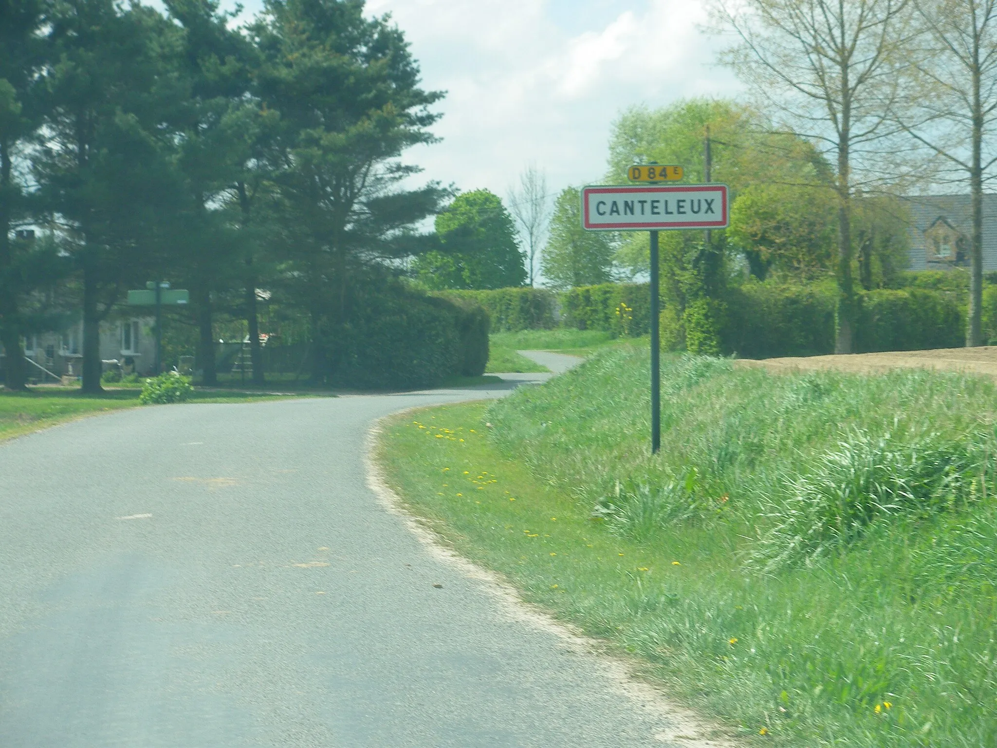 Photo showing: Vue d'une entrée de la commune de Canteleux.