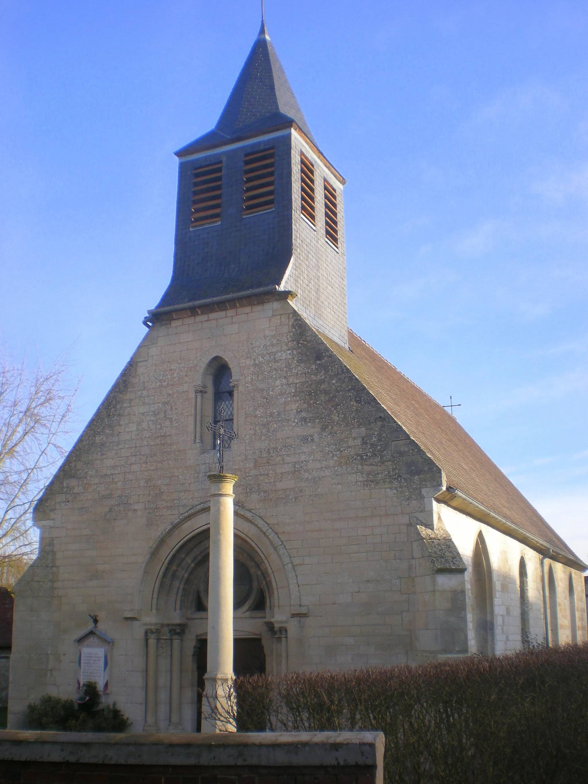 Photo showing: L'église Saint-Aubin de Saint-Aubin-sous-Erquery depuis le sud-ouest.