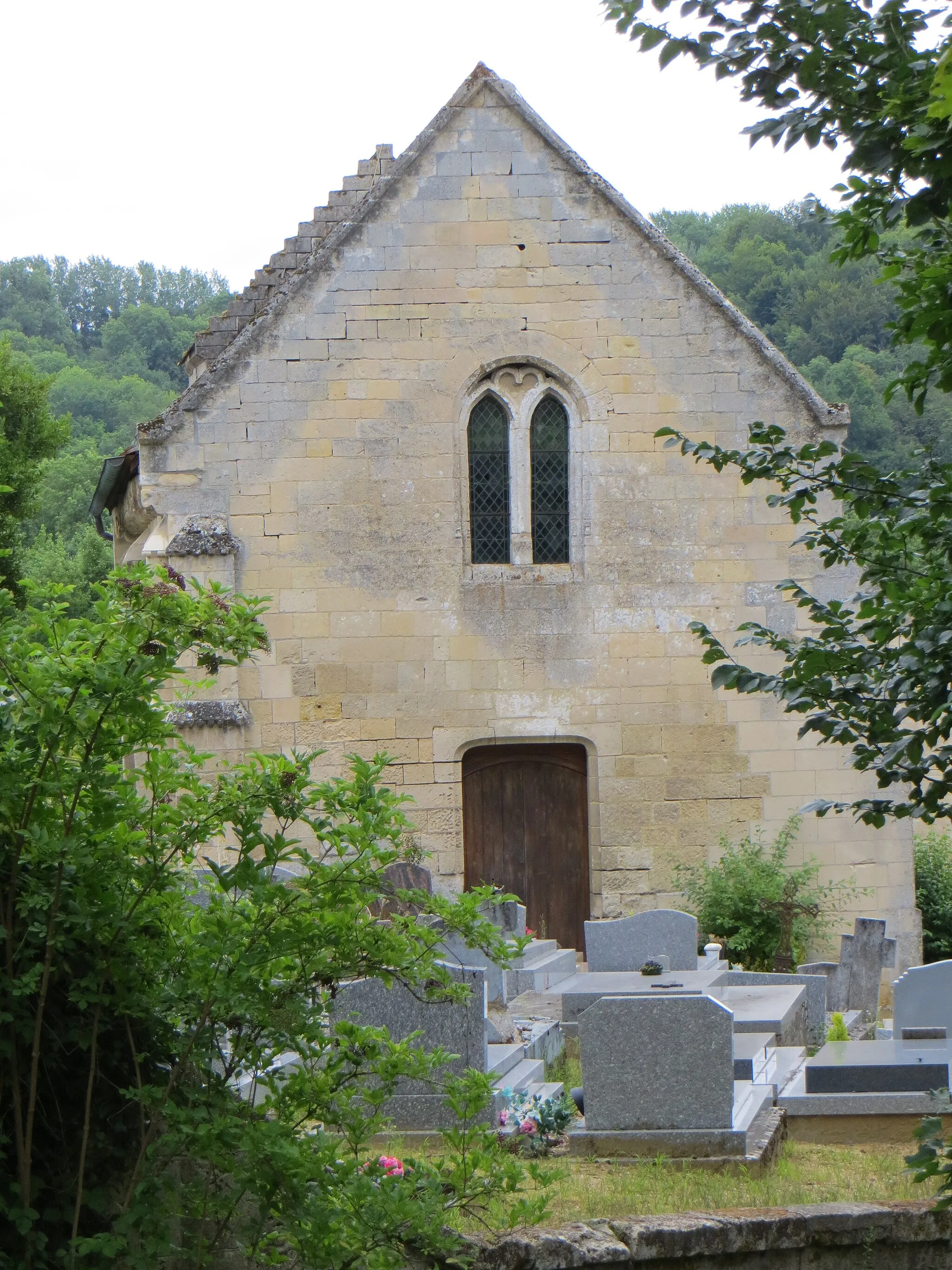 Photo showing: Chevet de l'église et cimetière