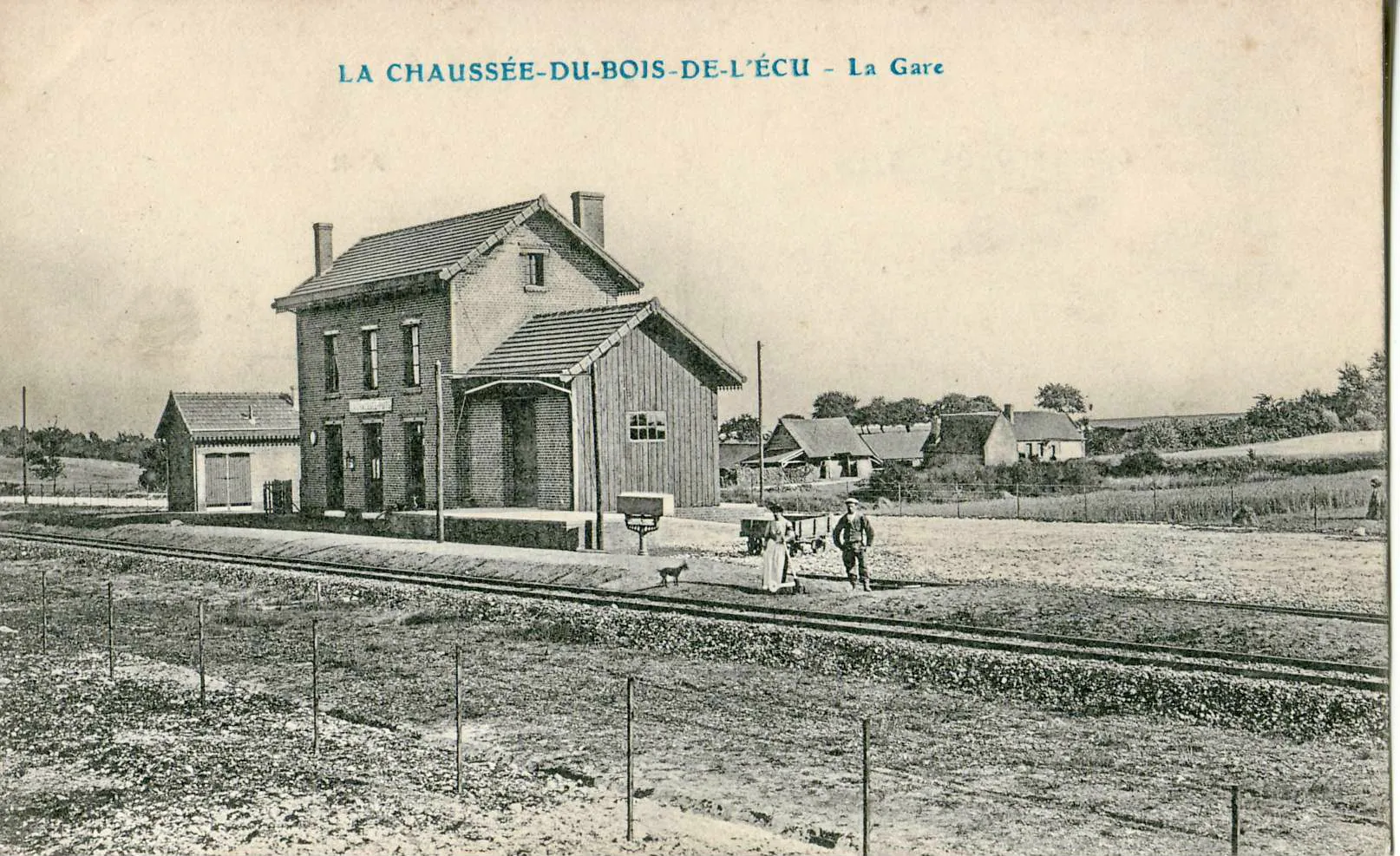 Photo showing: Carte postale ancienne, sans mention d'éditeur : LA CHAUSSEE-DU-BOIS-D'ECU - La Gare Il s'agit d'une gare de la ligne de chemin de fer secondaire à voie métrique Ligne Estrées-Saint-Denis - Froissy - Crèvecœur-le-Grand