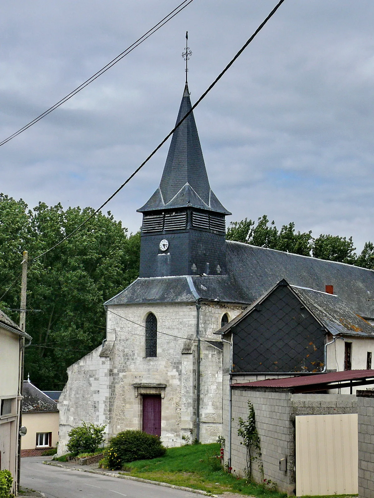 Photo showing: Catheux (Oise) : L'église Saint-Denis vue depuis la Place de la Mairie