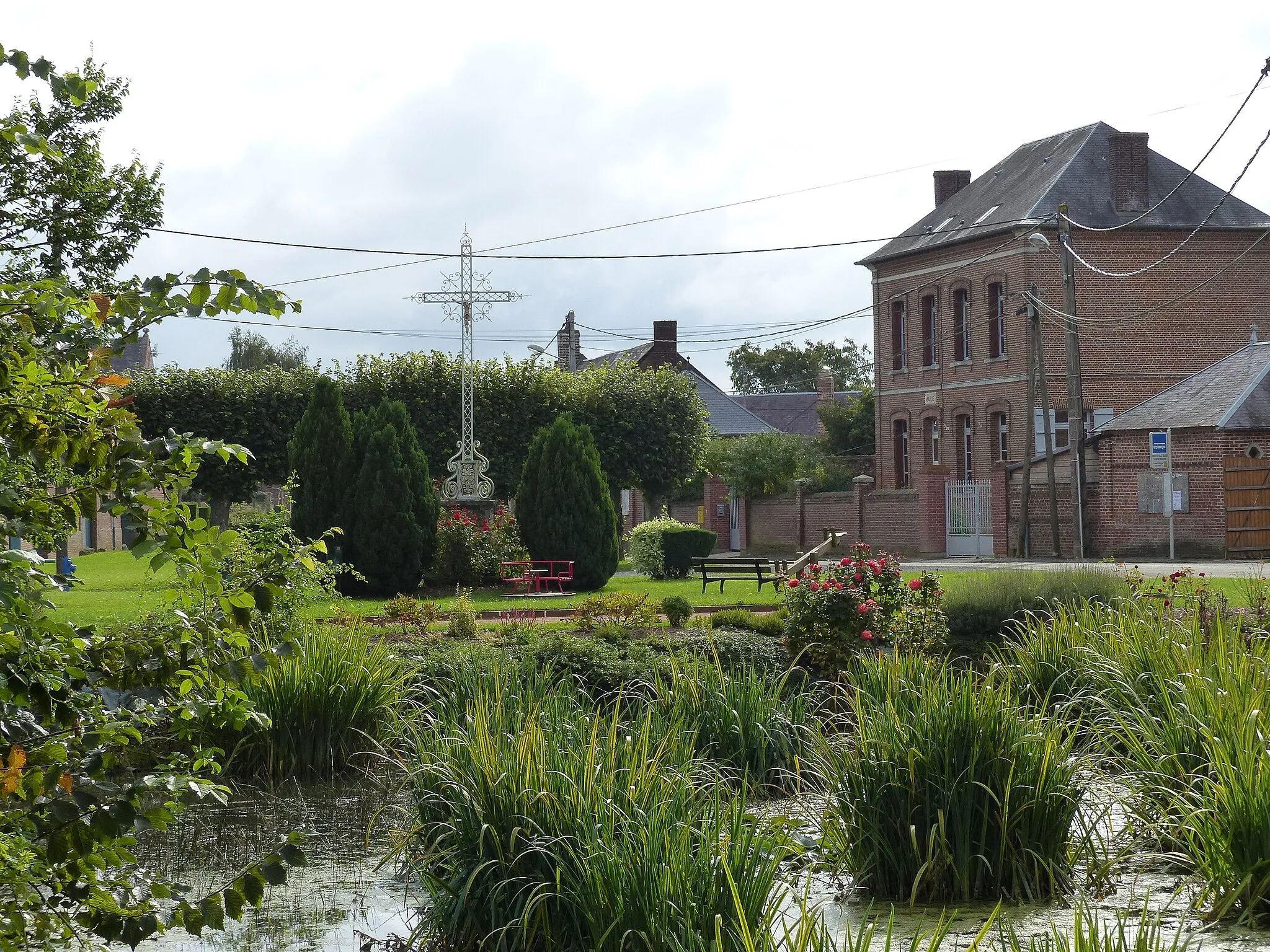 Photo showing: Mare de la place de l'Eglise et Mairie de Choqueuse-les-Bénard