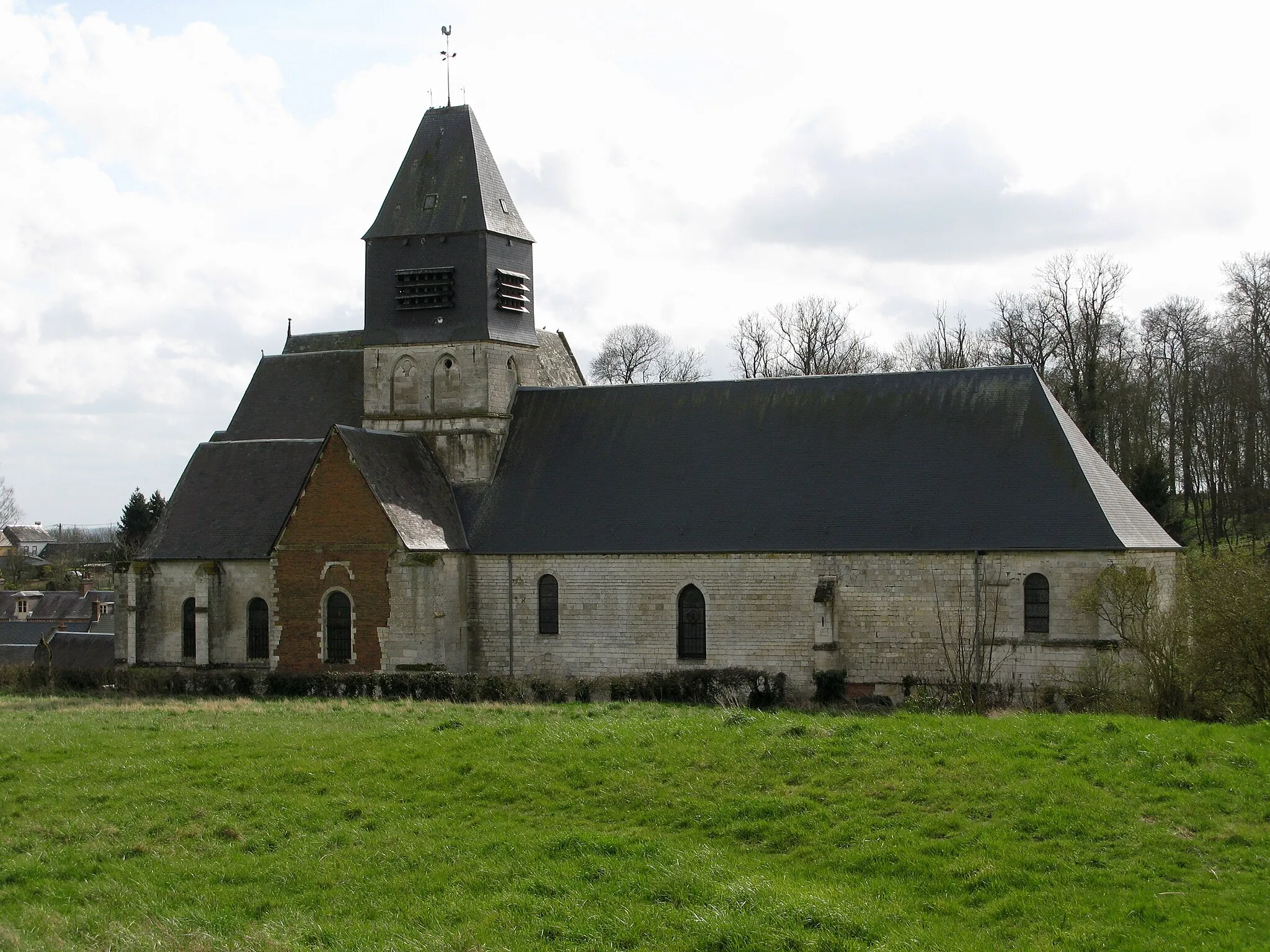 Photo showing: Bonneuil-les-Eaux (Oise, France) -
L'église, vue du côté opposé à la motte féodale...
.