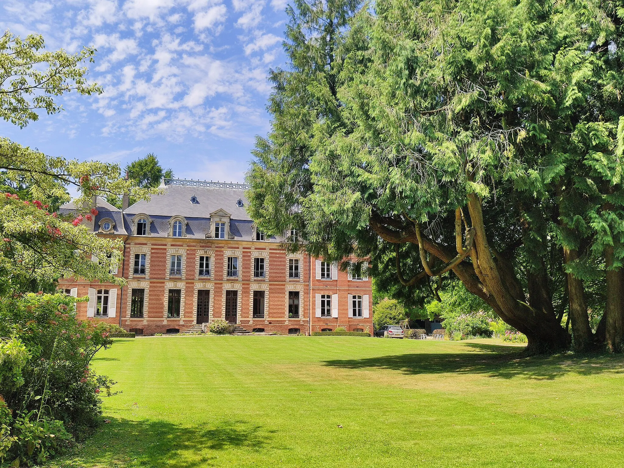 Photo showing: Château de Digeon : Façade principale et thuya géant