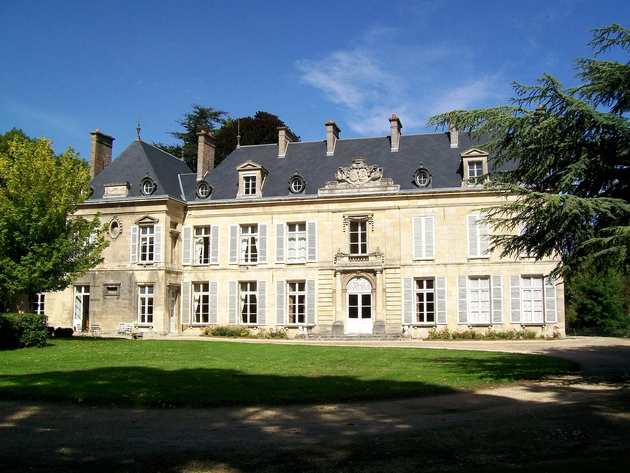 Photo showing: Le château de Roberval du XVIIIe siècle. Façade sud.