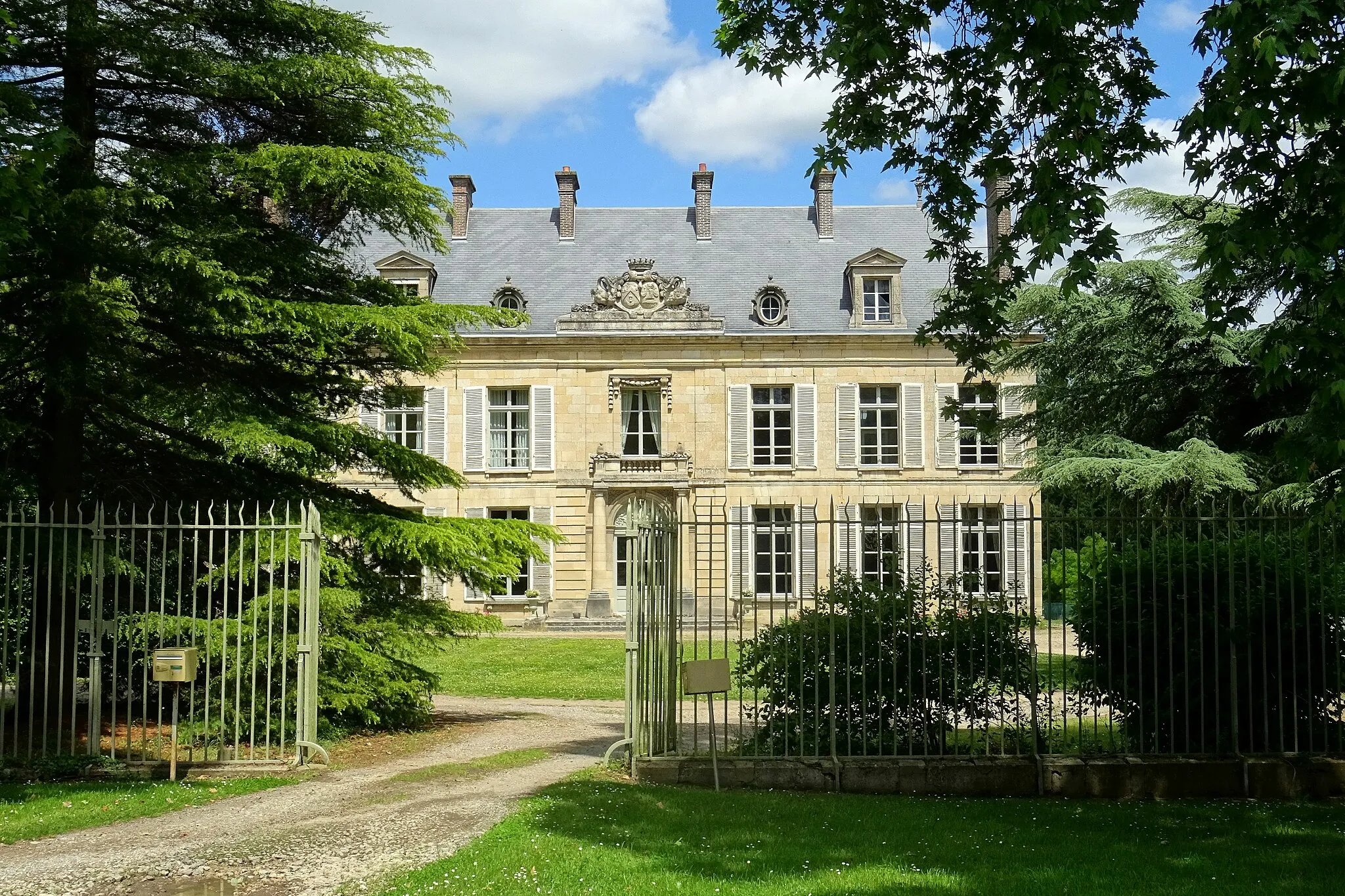 Photo showing: Entrée du domaine du château.