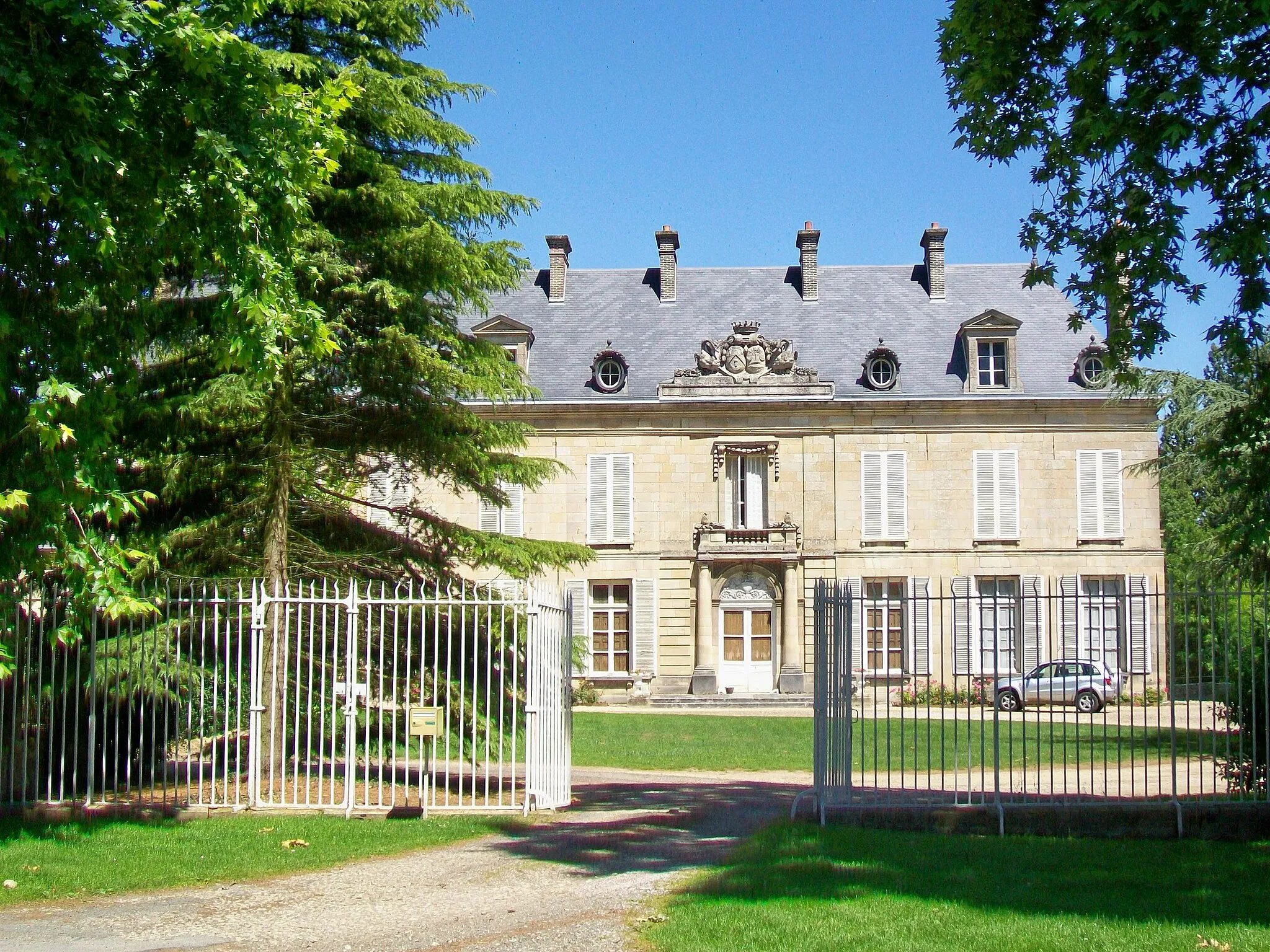 Photo showing: L'entrée du domaine du château, depuis la place de Roberval.