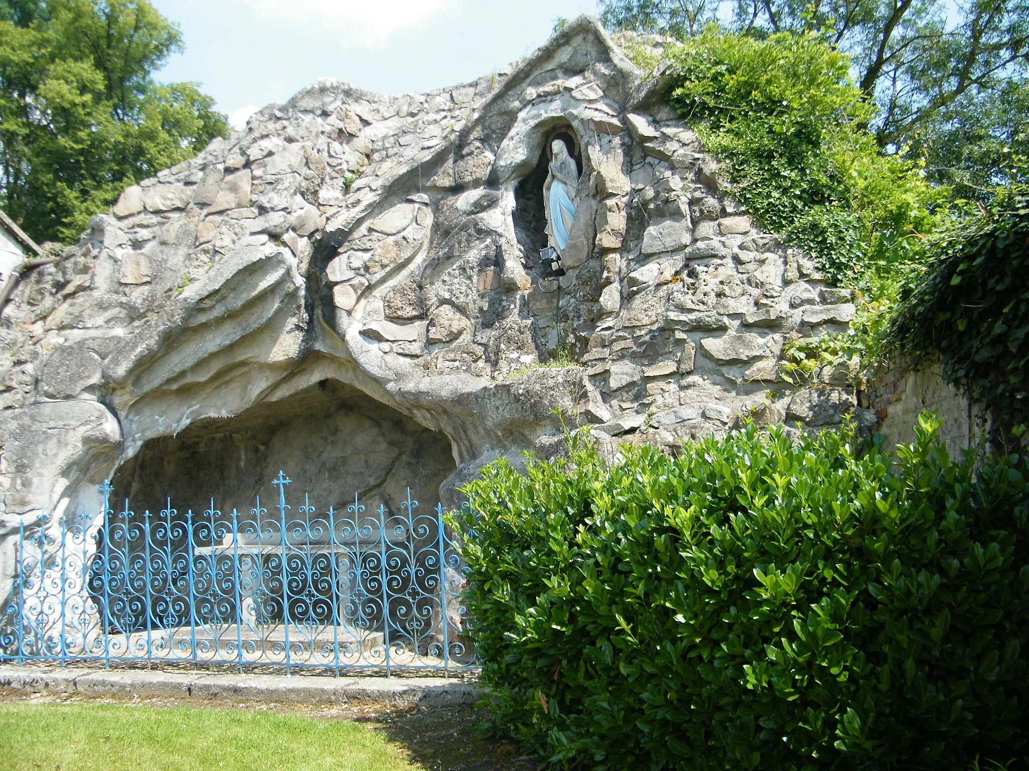 Photo showing: Réplique de la grotte Notre-Dame de Lourdes, Hérissart, Somme, France.