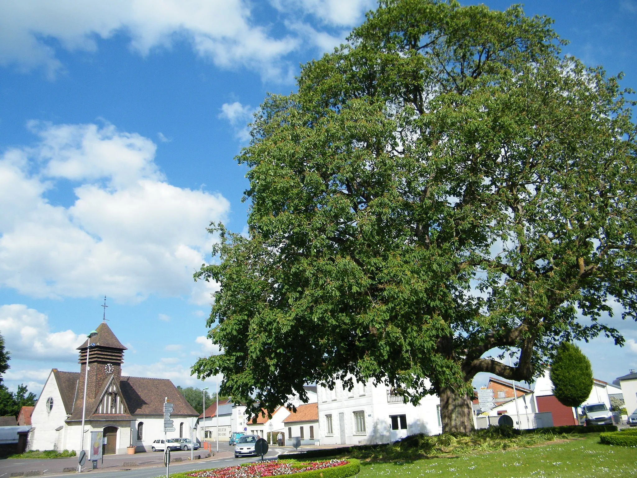 Photo showing: L'église et le marronnier du rond-point à Incheville.