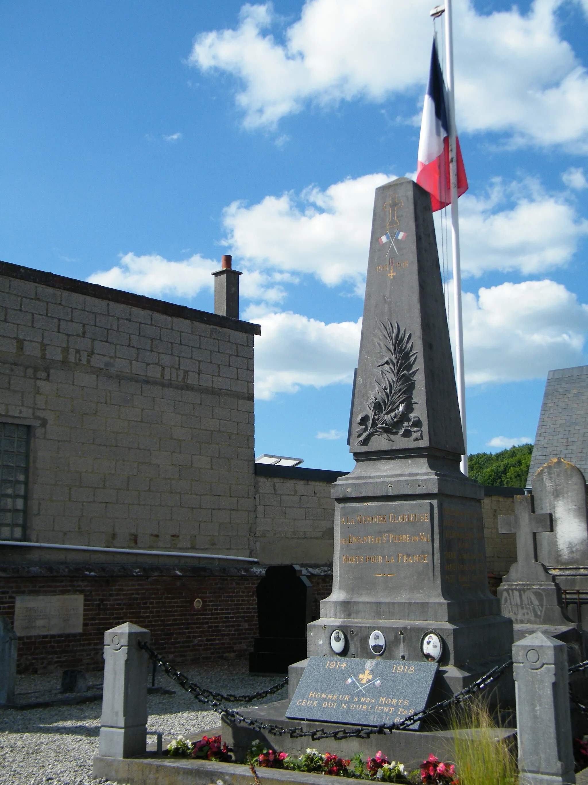 Photo showing: Monument aux morts.