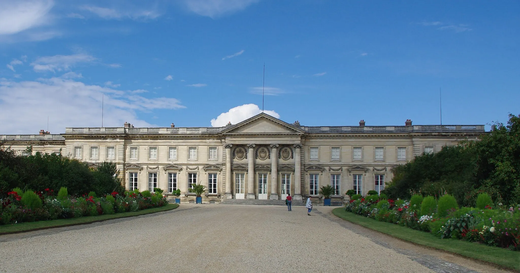 Photo showing: Vue du château de Compiègne depuis l'allée centrale des jardins