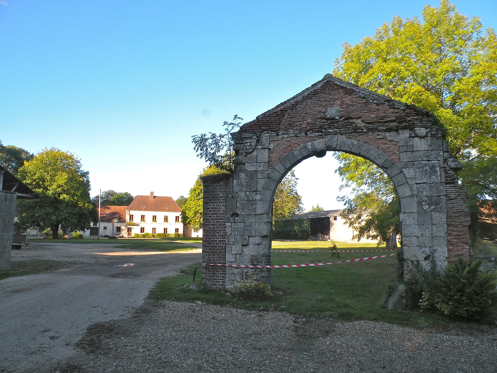 Photo showing: portail de l'abbaye Saint-Nicolas de Marcheroux