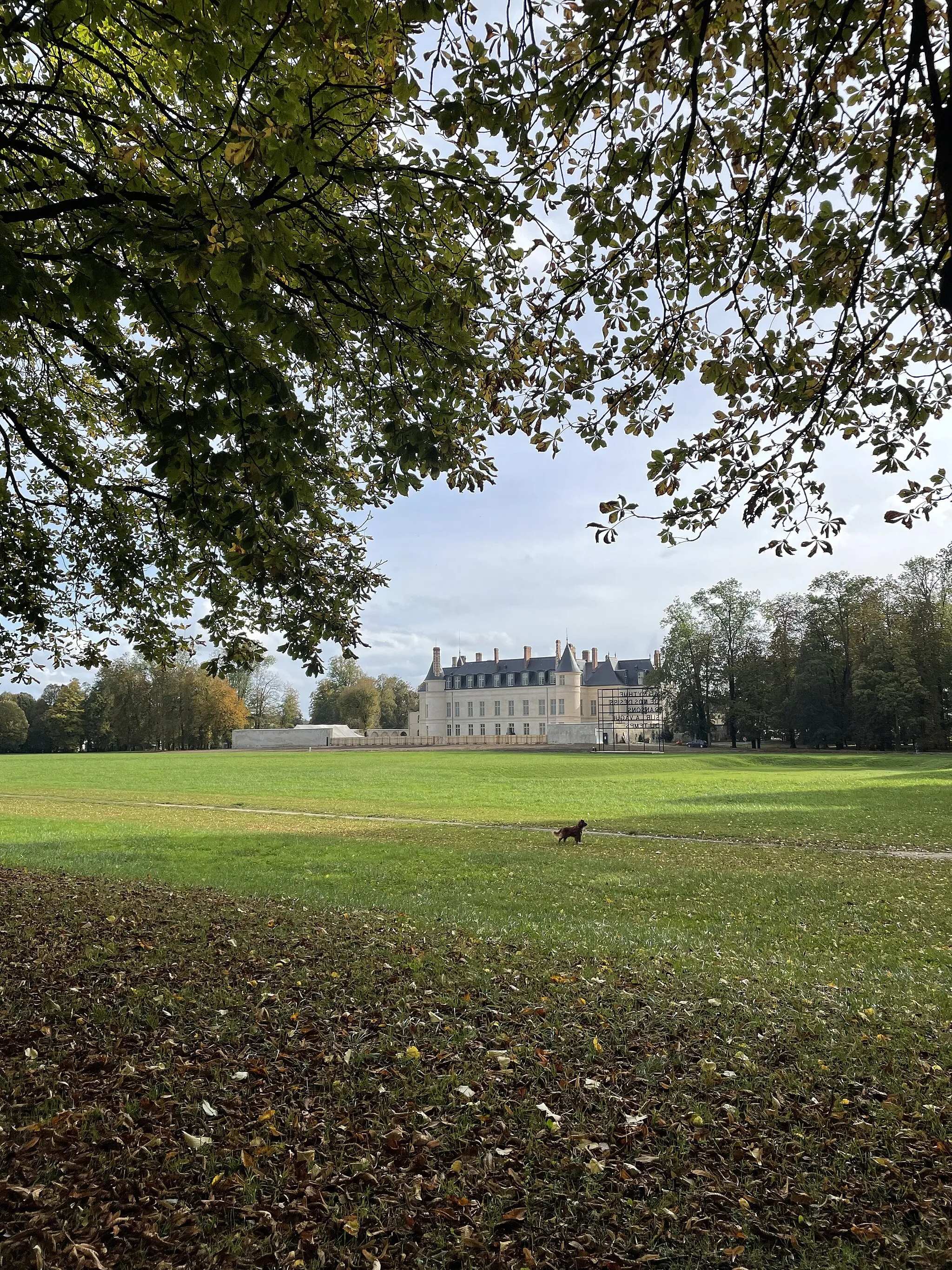 Photo showing: Vue du château de Villers-Cotterêts depuis l'orée de la forêt de Retz