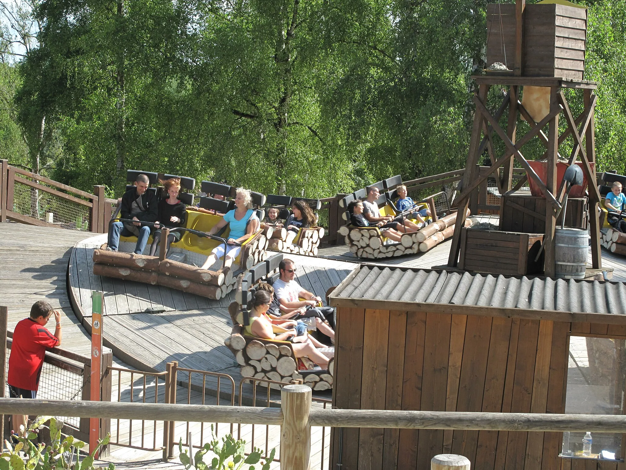 Photo showing: The attraction of "la ruée vers l'or" (=gold rush) in the Mer de sable, near Paris, France.