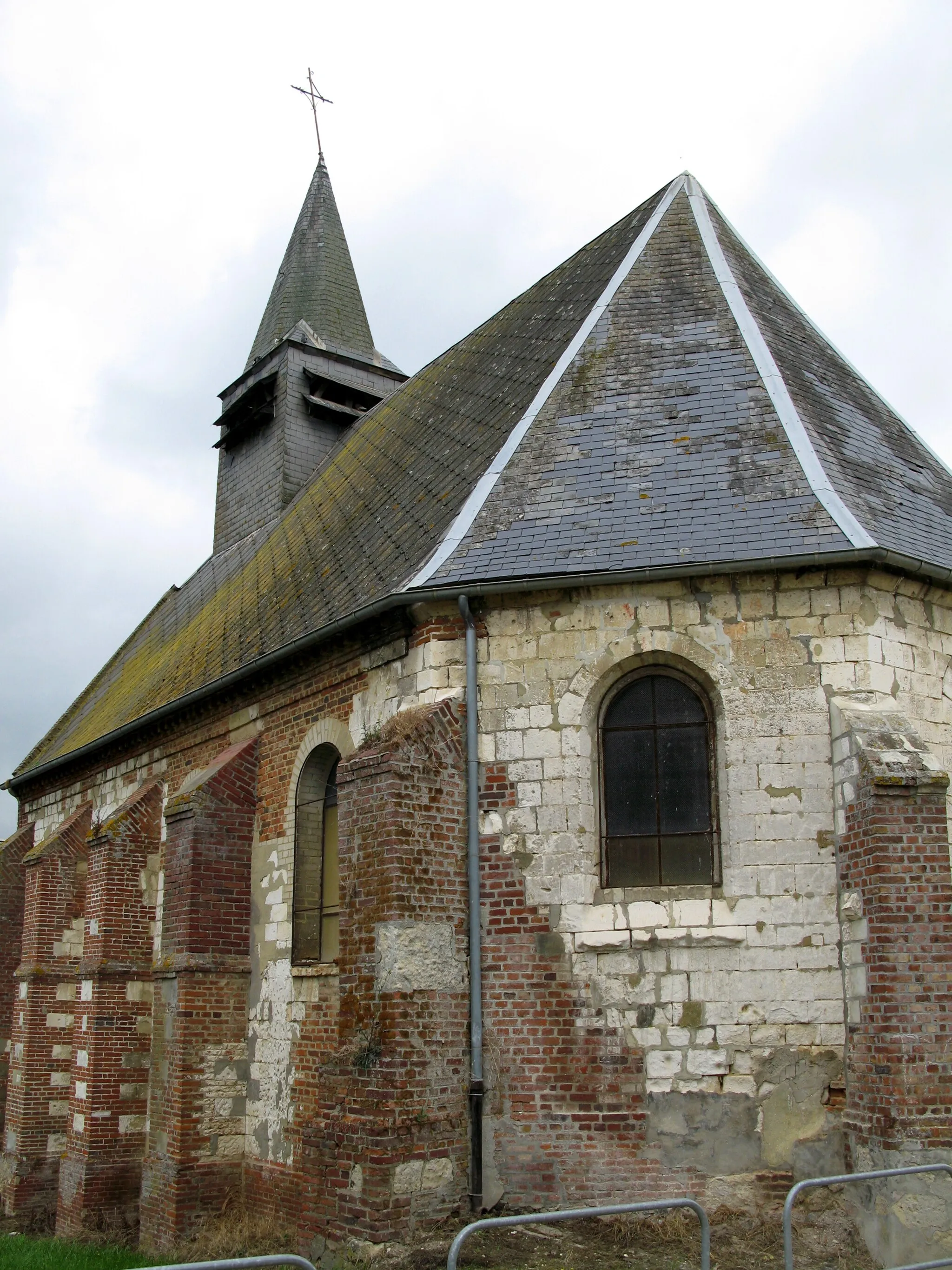 Photo showing: Ainval, hameau de Grivesnes (Somme, France) -

La croix surmontant la courte flèche du clocher a souffert d'une tempête récente.