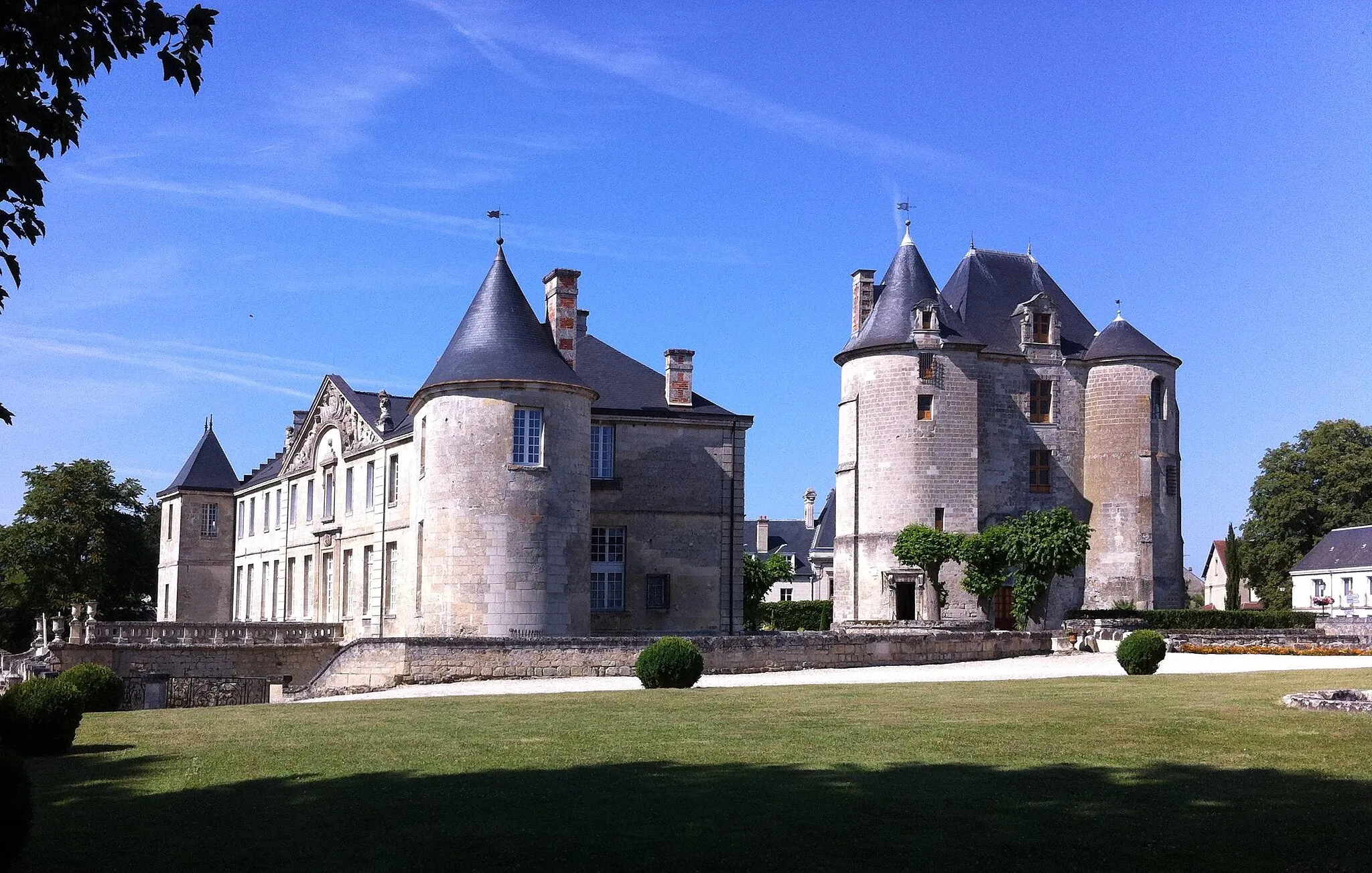 Photo showing: Vic-sur-Aisne, domaine castral.
Corps de logis et donjon, vus du parc.