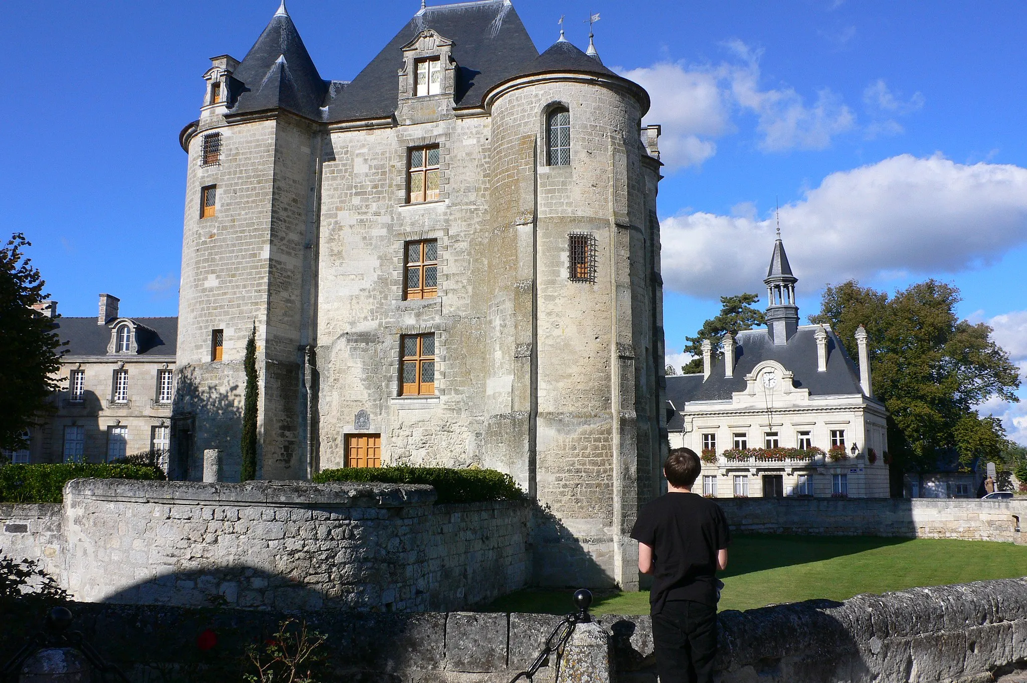 Photo showing: Vic-sur-Aisne (Aisne, France).

Le donjon et l'hôtel-de-ville.