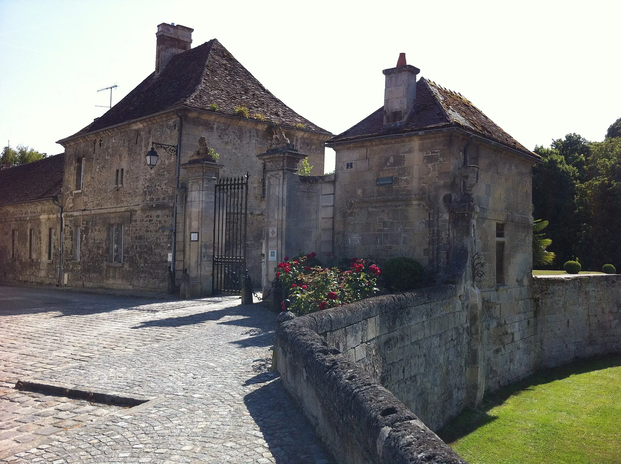 Photo showing: Vic-sur-Aisne - Porte du château