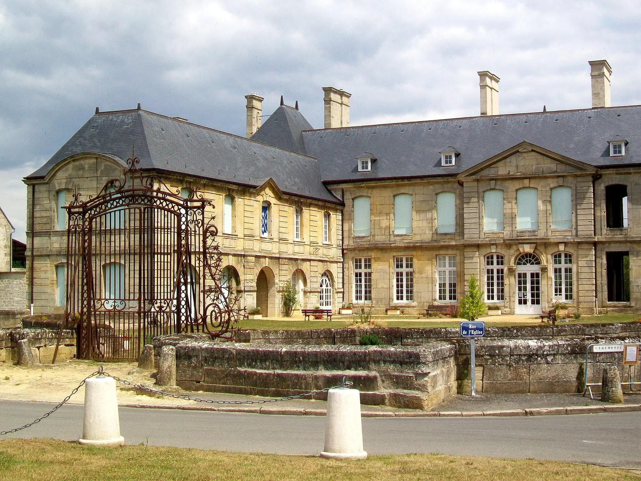 Photo showing: Le château de Villers-sous-Saint-Leu, en centre-ville, rue de l'Église. Le château a été ruiné dans les années 1980 et est toujours en train de réhabilitation par la mairie, qui a pris son domicile dans l'aile gauche.