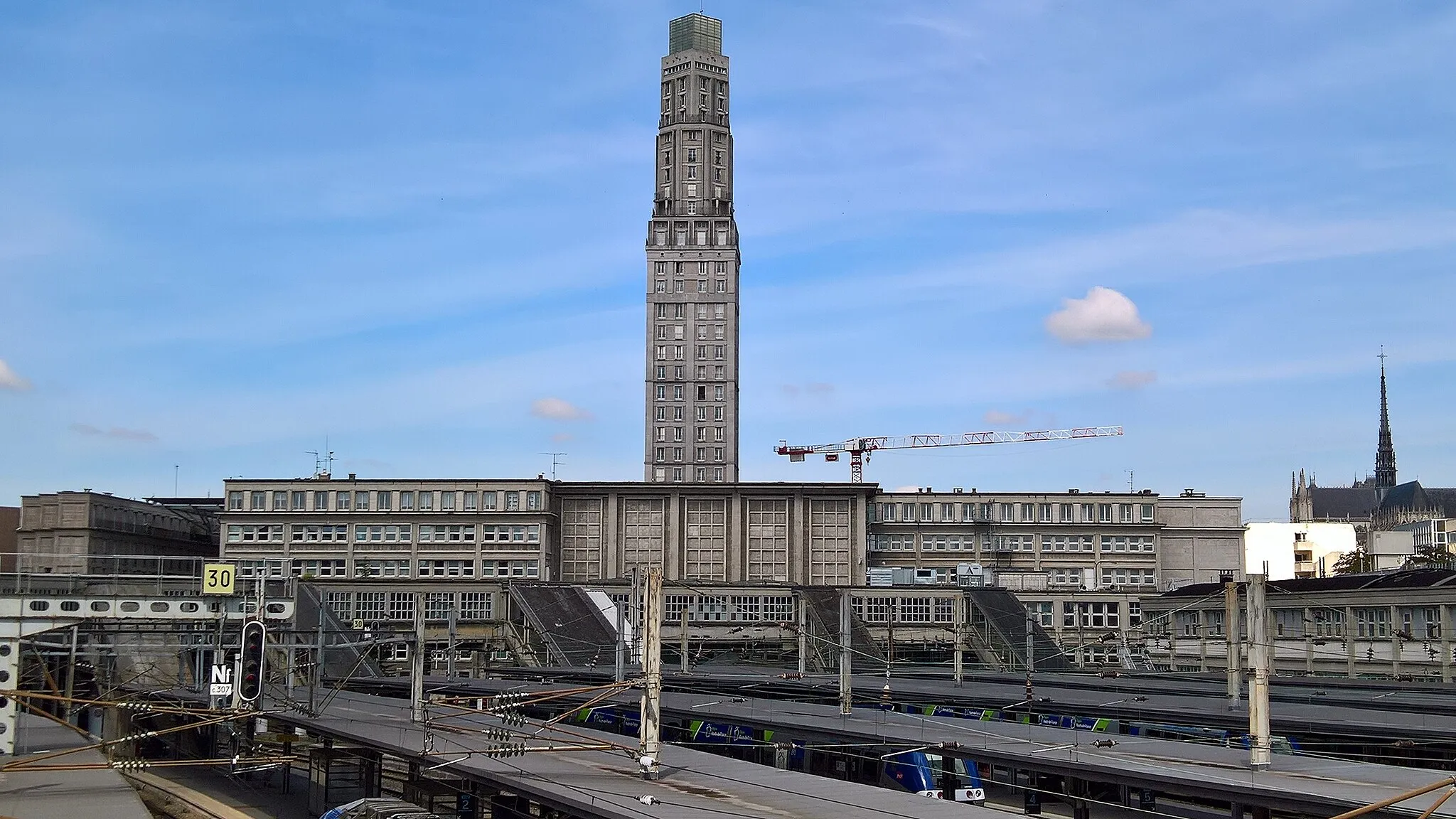 Photo showing: Amiens : Gare et Tour Perret vues depuis la passerelle de la rue Riolan. On aperçoit la flèche de la Cathédrale