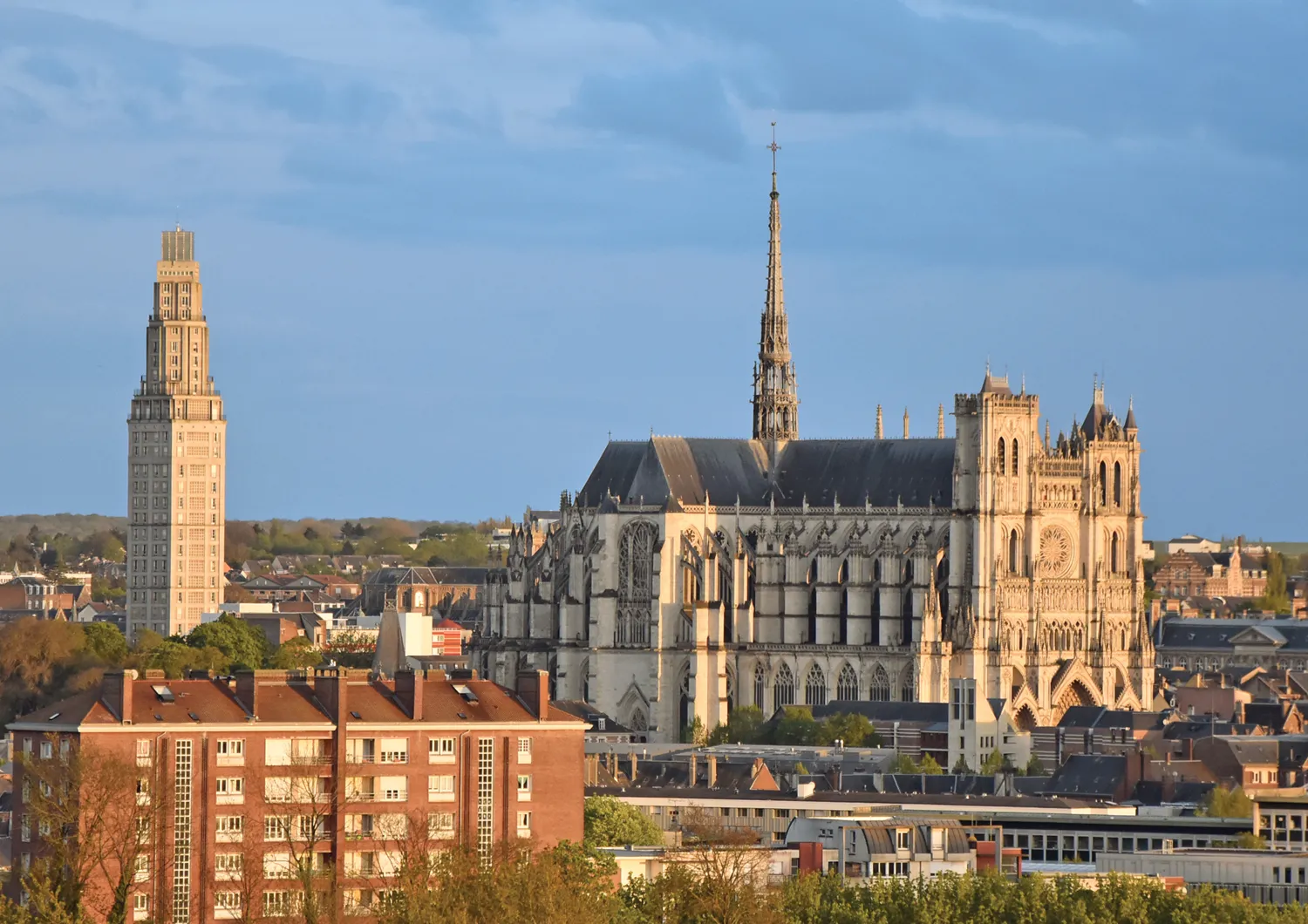 Photo showing: Soleil couchant sur la cathédrale et la Tour Perret à Amiens, vue depuis l'hôpital nord (CHU Amiens-Nord)
