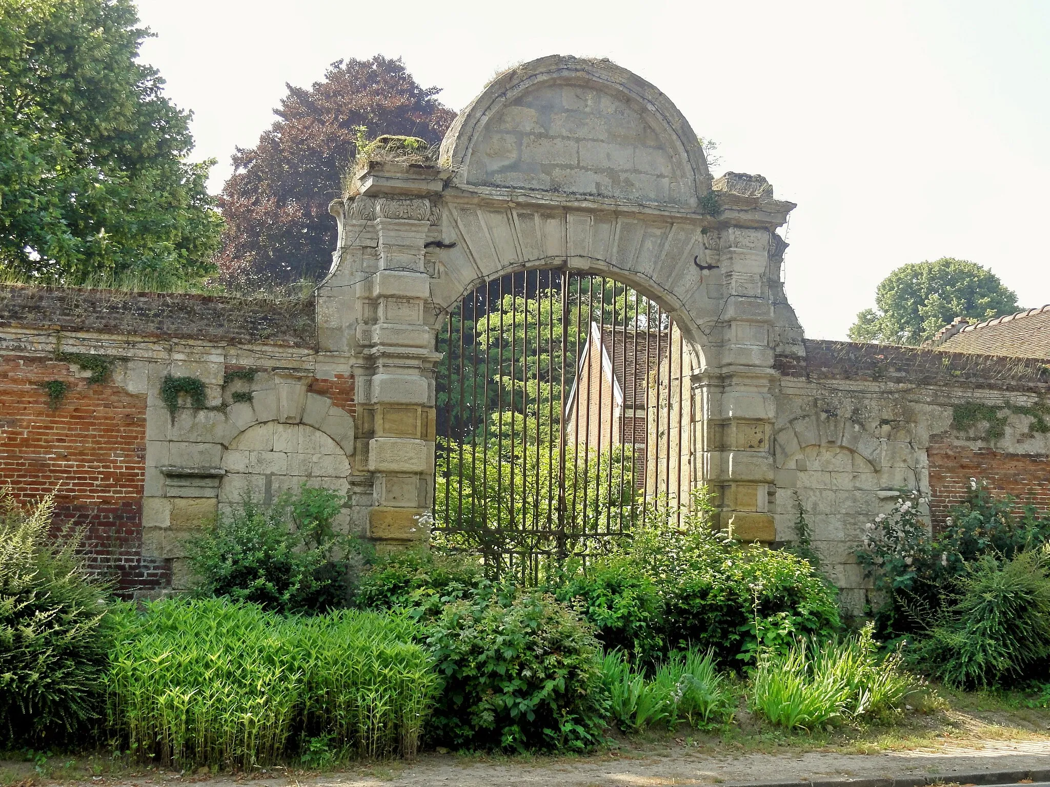 Photo showing: Porte, rue de Compiègne.