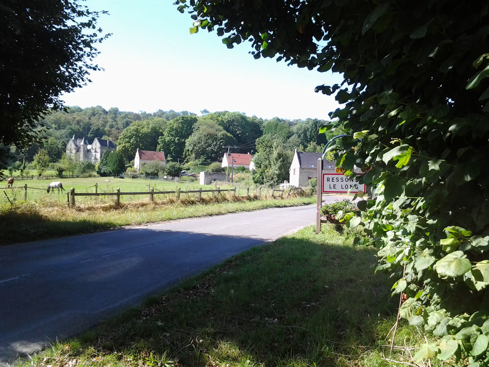 Photo showing: Ressons le Long - entrée Montois