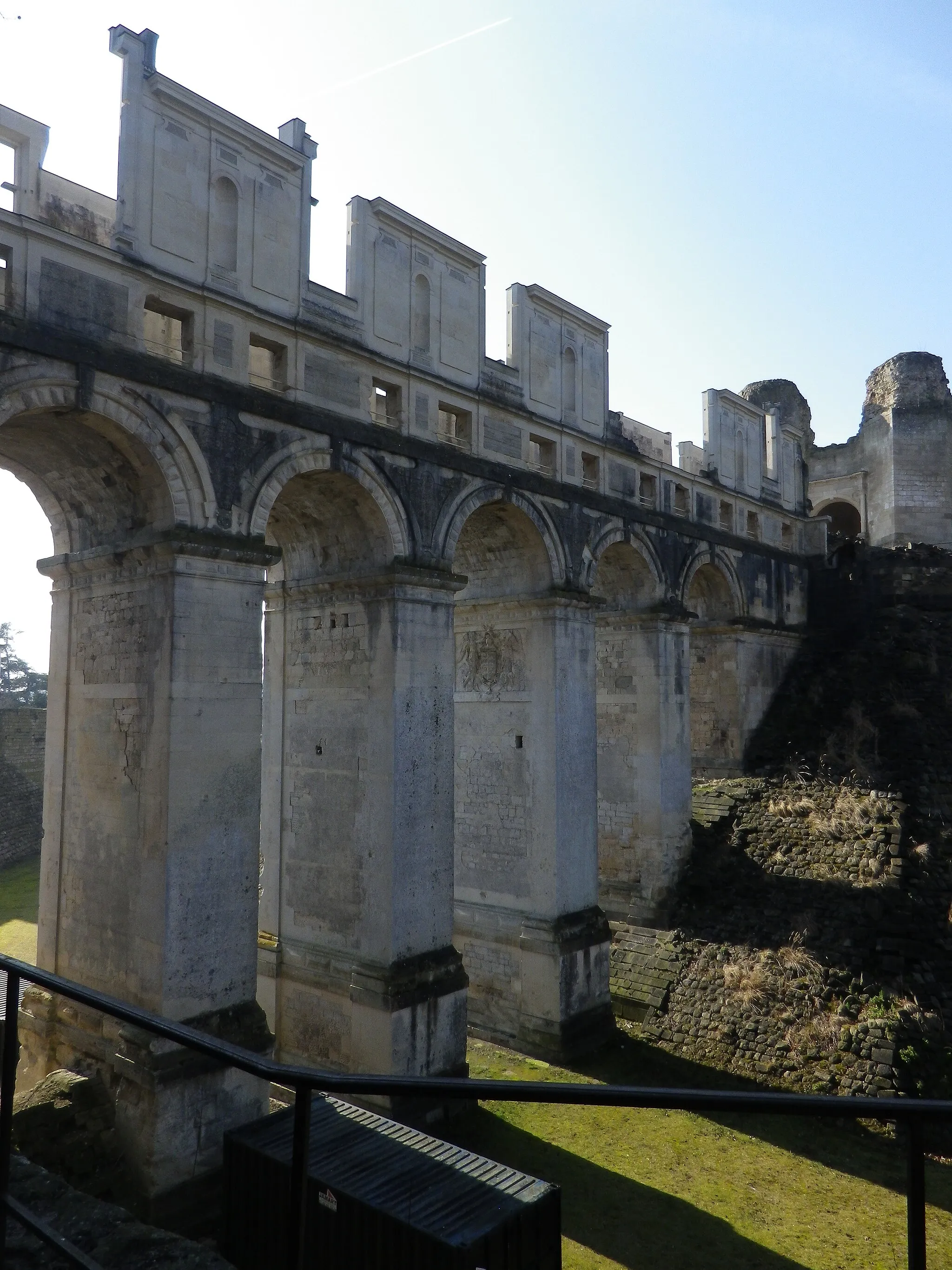 Photo showing: Castle of Fère-en-Tardenois. Bridge and entrance of the medievial castle