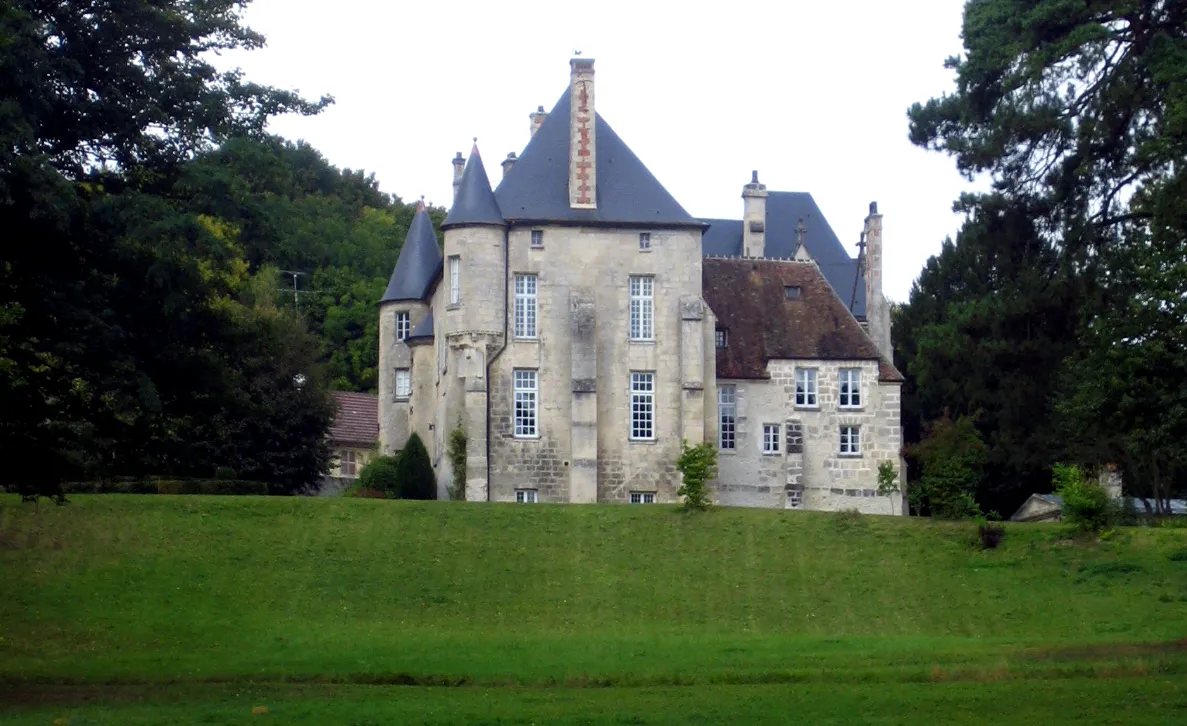 Photo showing: Le château d'Orrouy (Oise, France) avec son parc en pente, vu depuis la RD 123, à travers les barreaux de la grille de fer forgé.