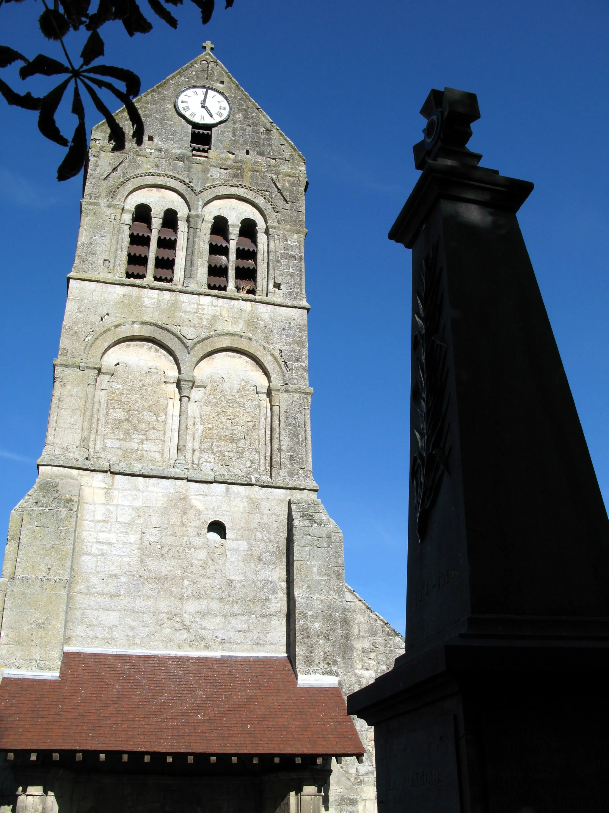 Photo showing: Orrouy (Oise, France) - Le clocher et le monument aux morts.