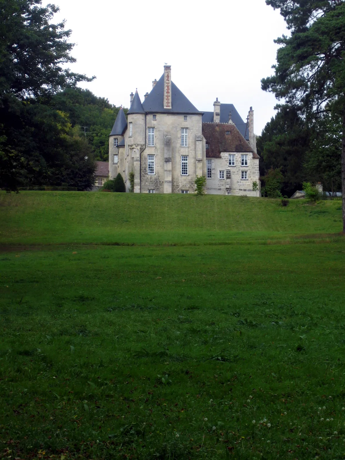 Photo showing: Le château d'Orrouy (Oise, France) avec son parc en pente, vu depuis la RD 123, à travers les barreaux de la grille de fer forgé.