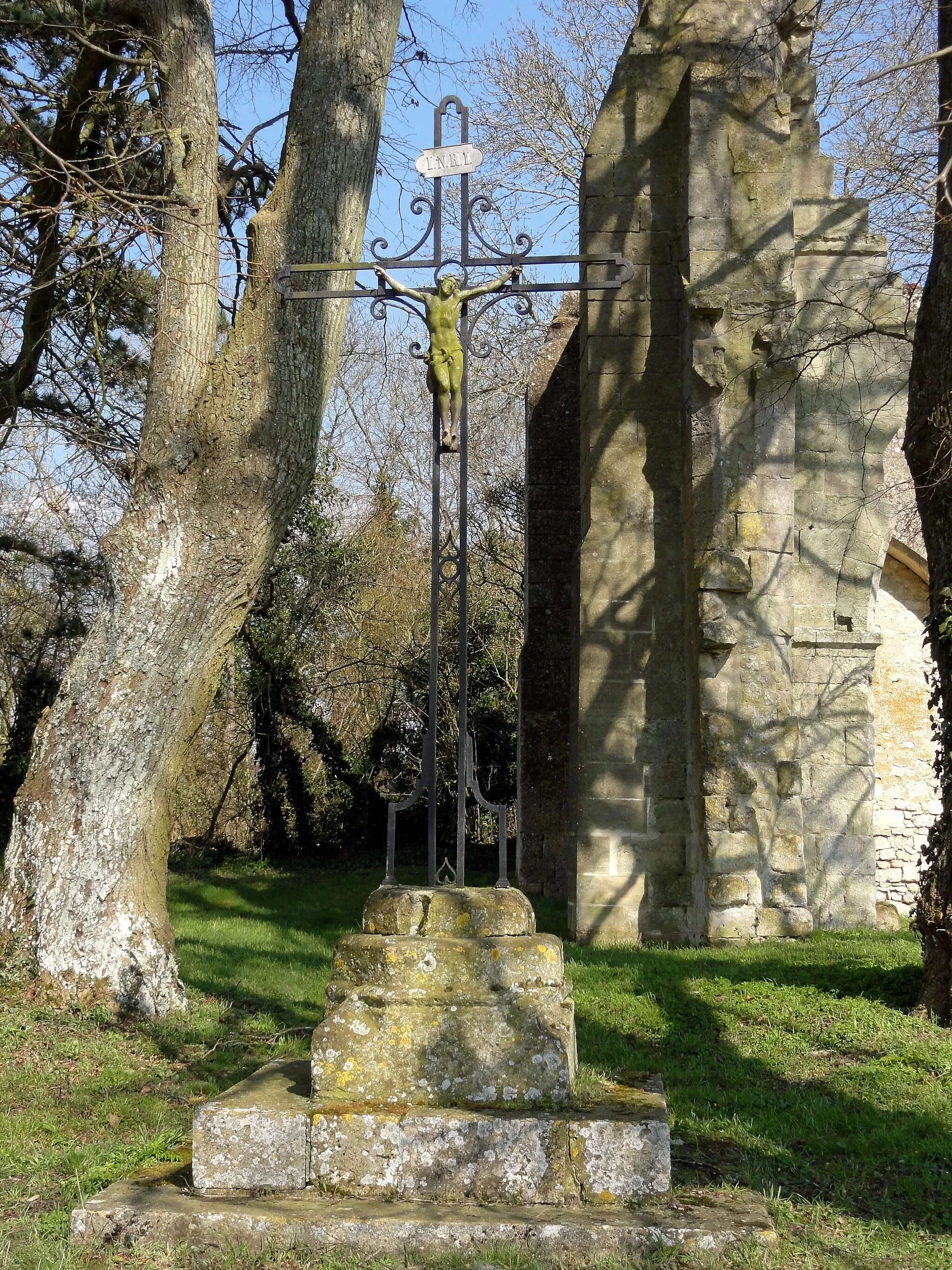 Photo showing: Calvaire près de la ruine de la chapelle romane de Champlieu.