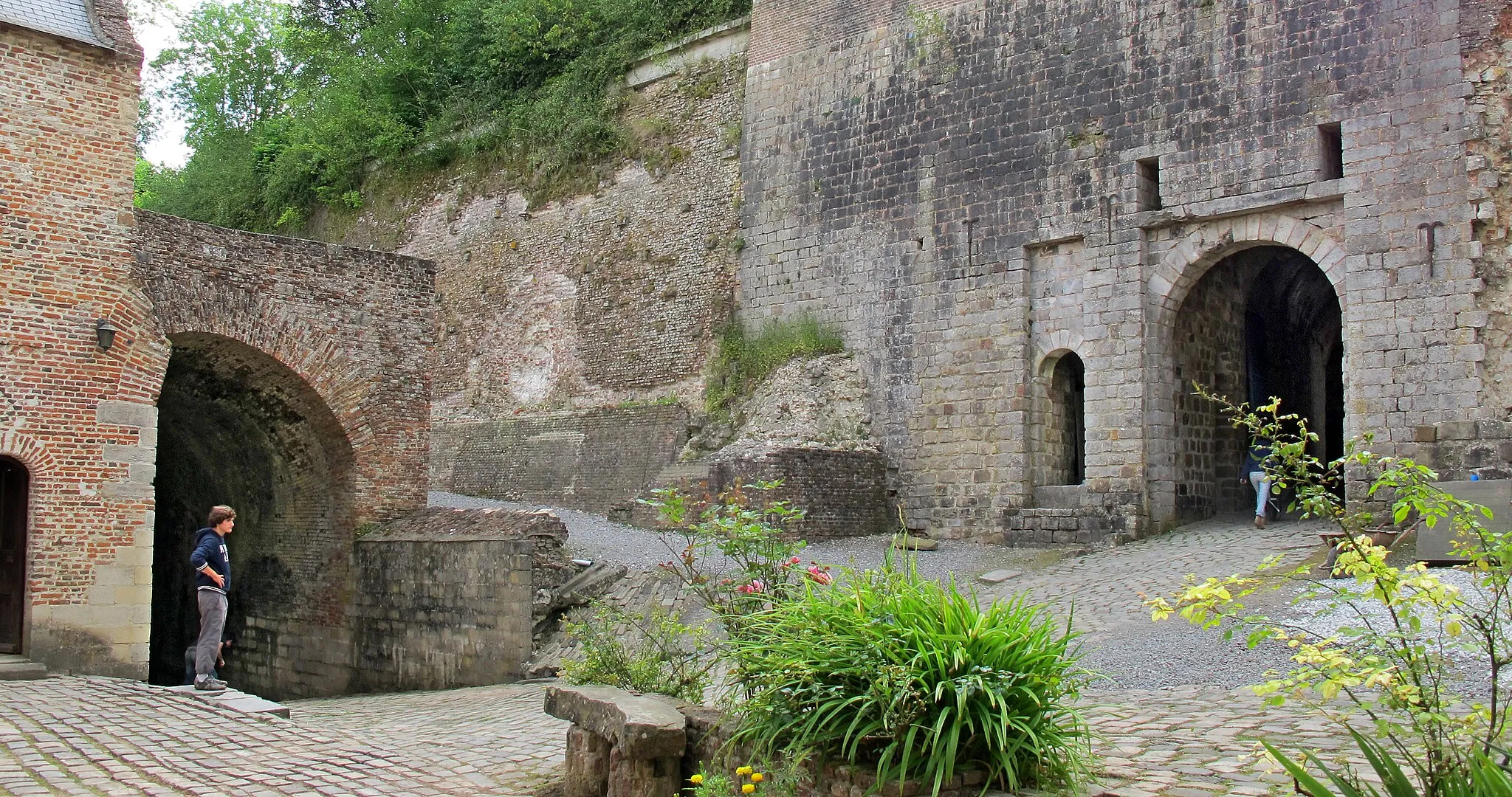 Photo showing: Devenu forteresse royale au milieu du XVIIe siècle, le château de Guise est restauré et modernisé à partir de 1673 sur l’ordre de Vauban, sous la conduite de l’ingénieur Rivière. Mais le fort ne joue plus guère de rôle militaire.
Le fort, déclassé en 1881, est anéanti par les deux batailles de Guise en août 1914 et novembre 1917 qui ne laissent subsister en élévation que le donjon et l’enceinte bastionnée en brique.
Became a royal fortress in the middle of the seventeenth century, the castle of Guise is restored and modernized from 1673 on the order of Vauban, under the guidance of the engineer River. But do not play very little military role.

The fort, decommissioned in 1881, was destroyed by the two battles of Guise in August 1914 and November 1917, which leave not stand in elevation than the dungeon and pregnant bastion brick.