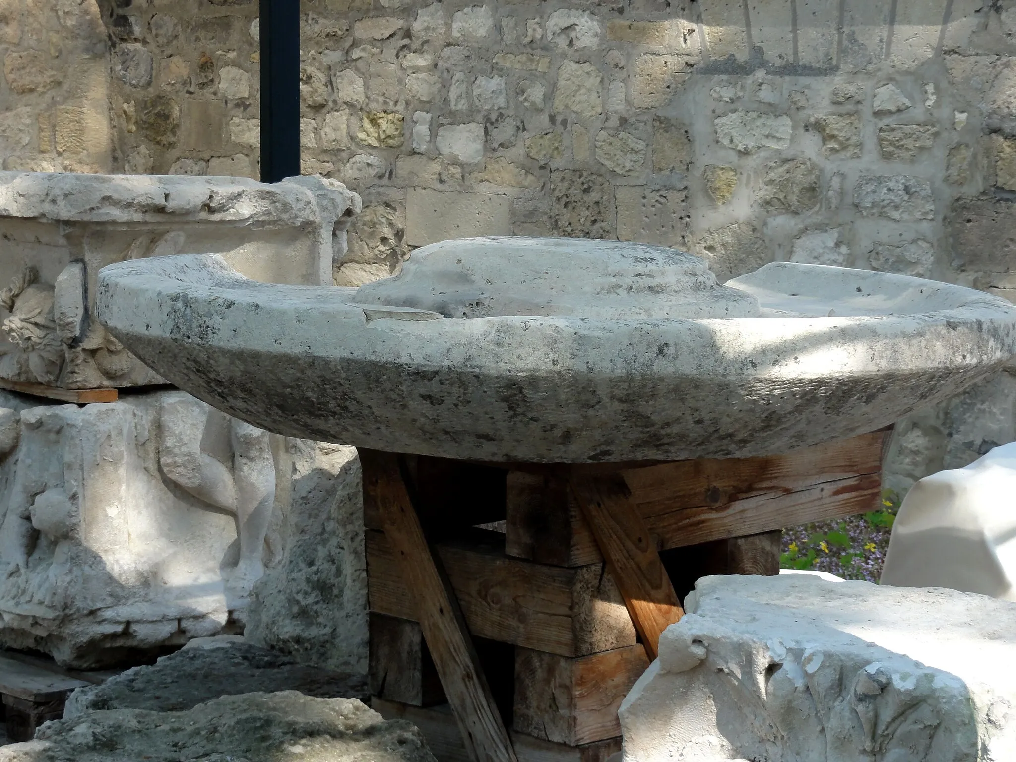 Photo showing: Dépôt des blocs sculptés de Champlieu : vasque provenant des thermes.