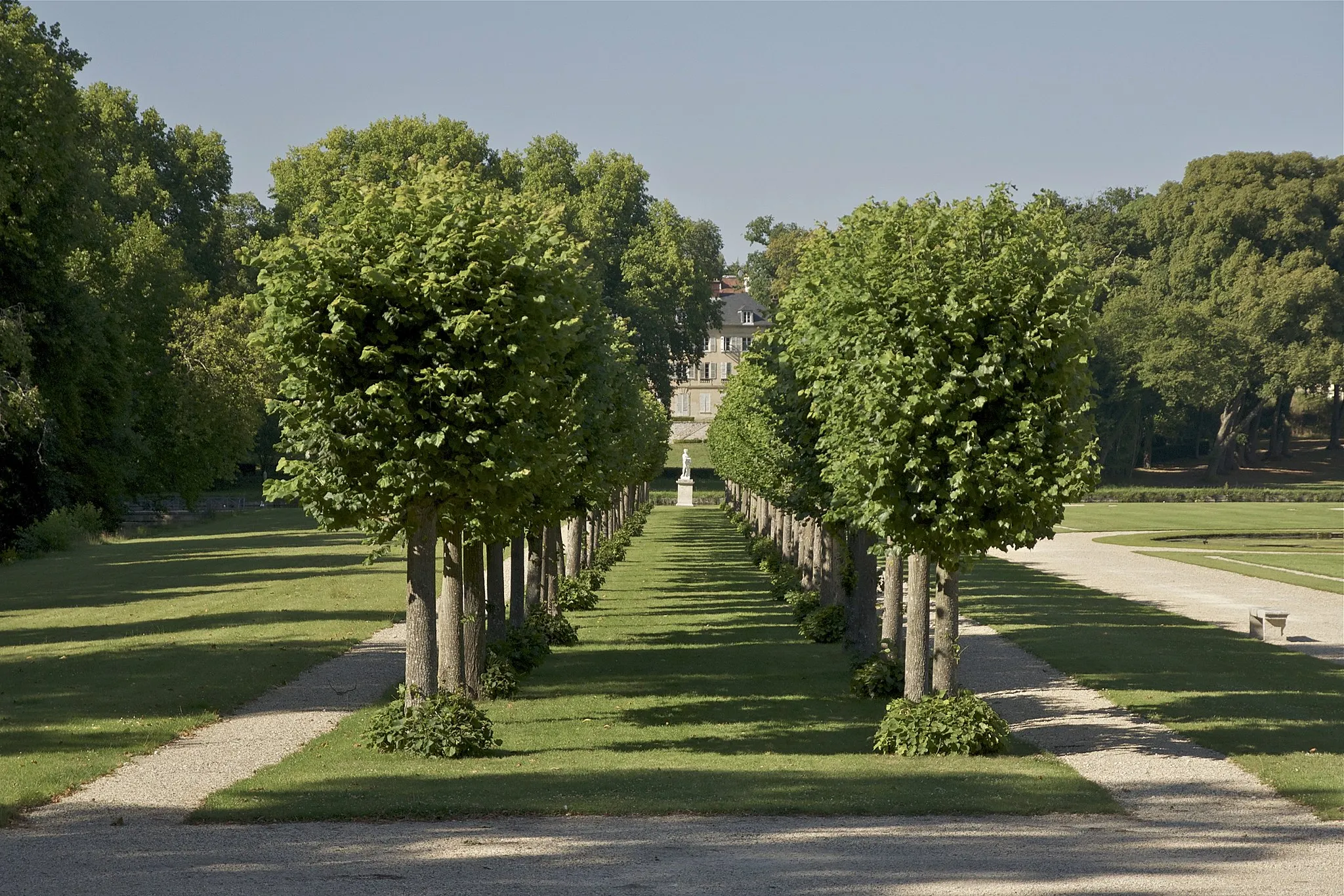 Photo showing: One of the two "philosopher's paths" in the park of the Château de Chantilly.