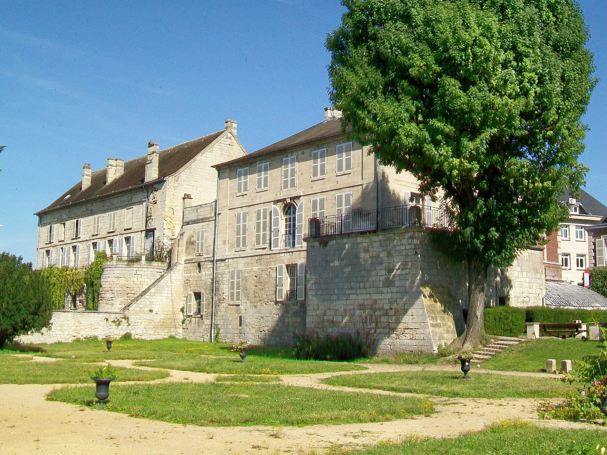 Photo showing: L'ancien hôtel Gallé-Juillet, vu depuis le sud-ouest ; le bâtiment ancien en arrière-plan ne fait pas partie du musée.