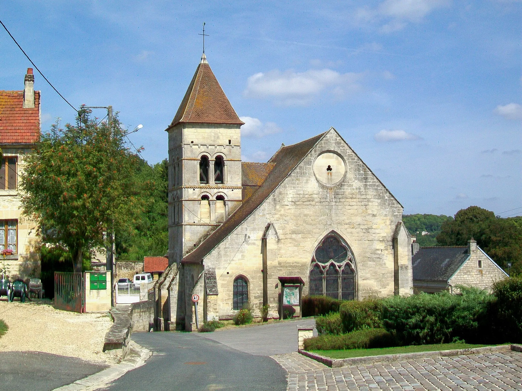 Photo showing: L'église Saint-Martin de Cramoisy, chevet et clocher roman ; vue depuis le sud-est.
