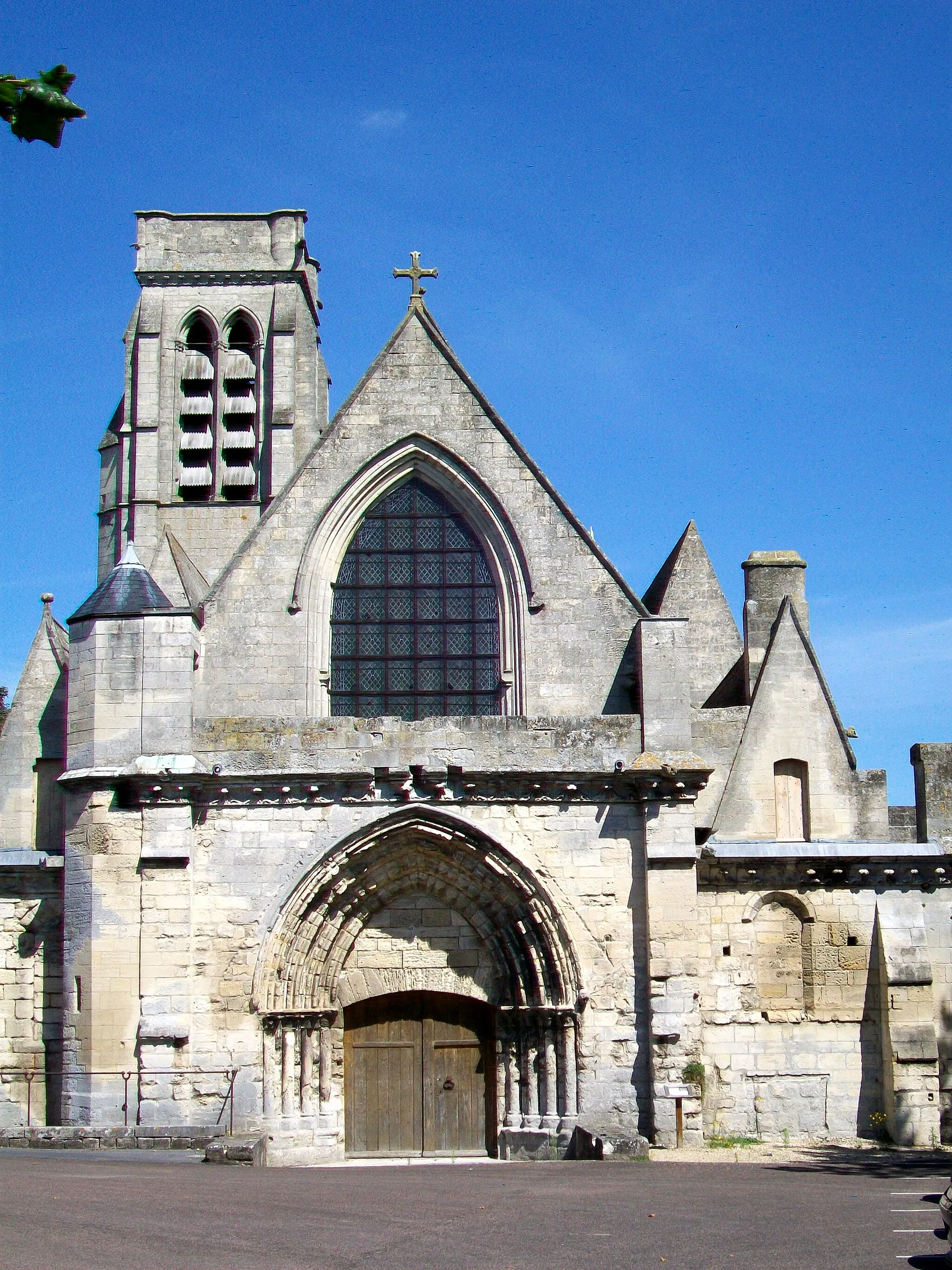 Photo showing: Façade occidentale de la collégiale Notre-Dame.