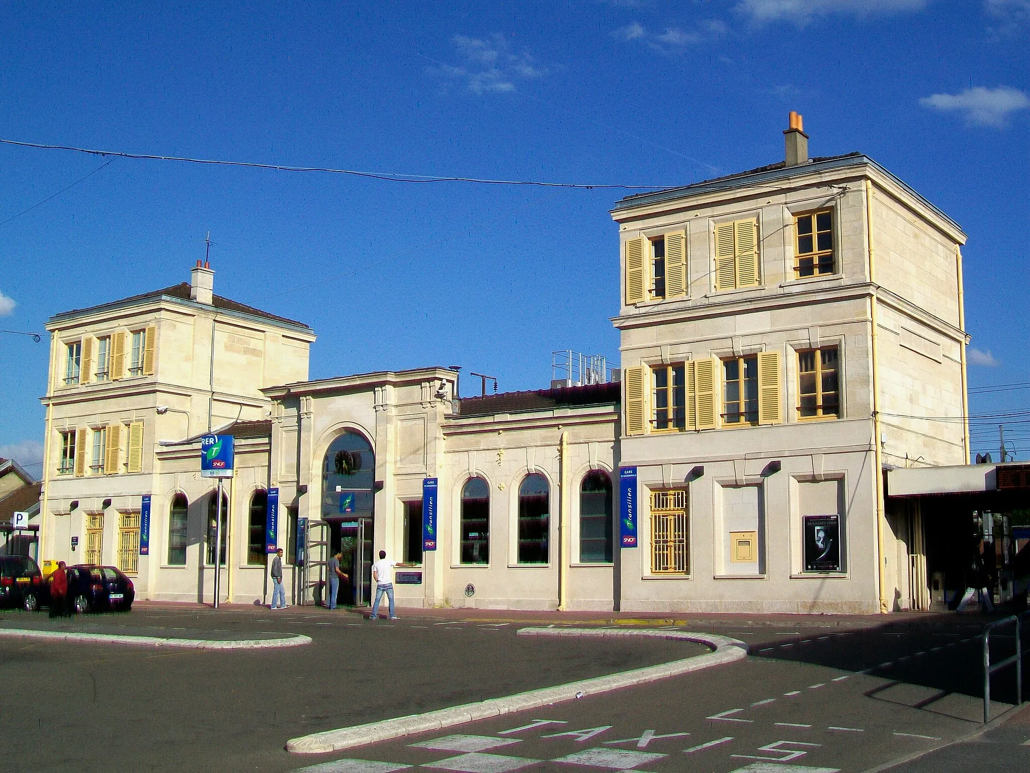 Photo showing: Le bâtiment voyageurs après rénovation, façade sur la cour, avec la gare routière.