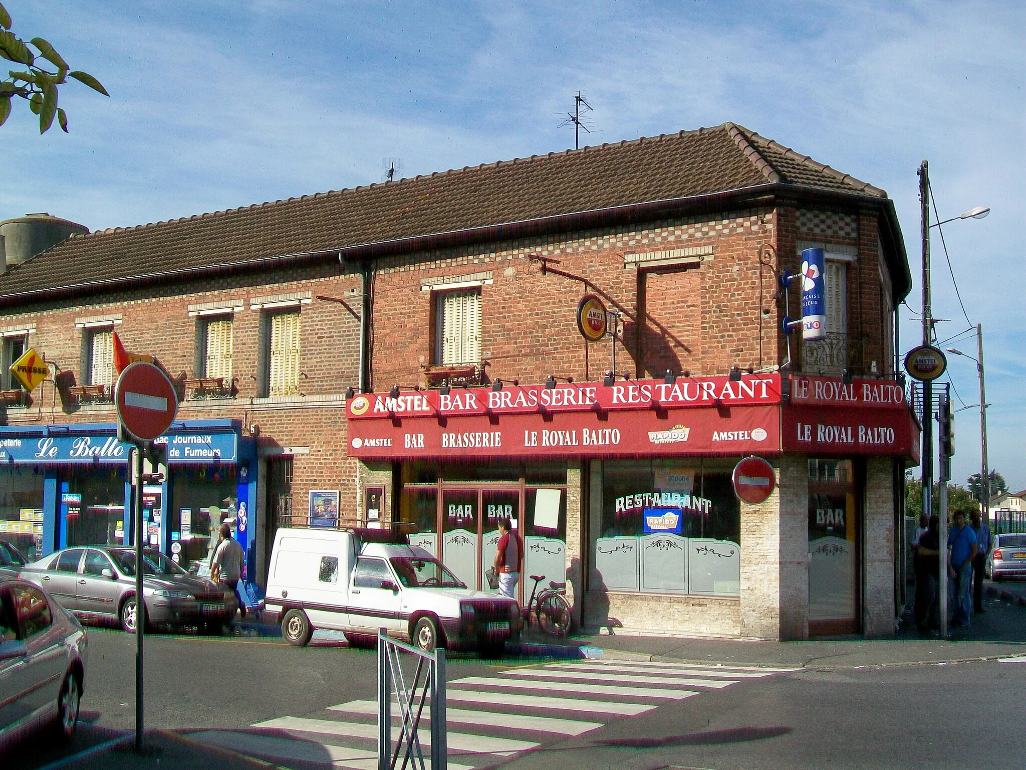 Photo showing: La rue Victor-Basch, l'une des principales rues des quartiers de l'entre-deux-guerres aux Noues.