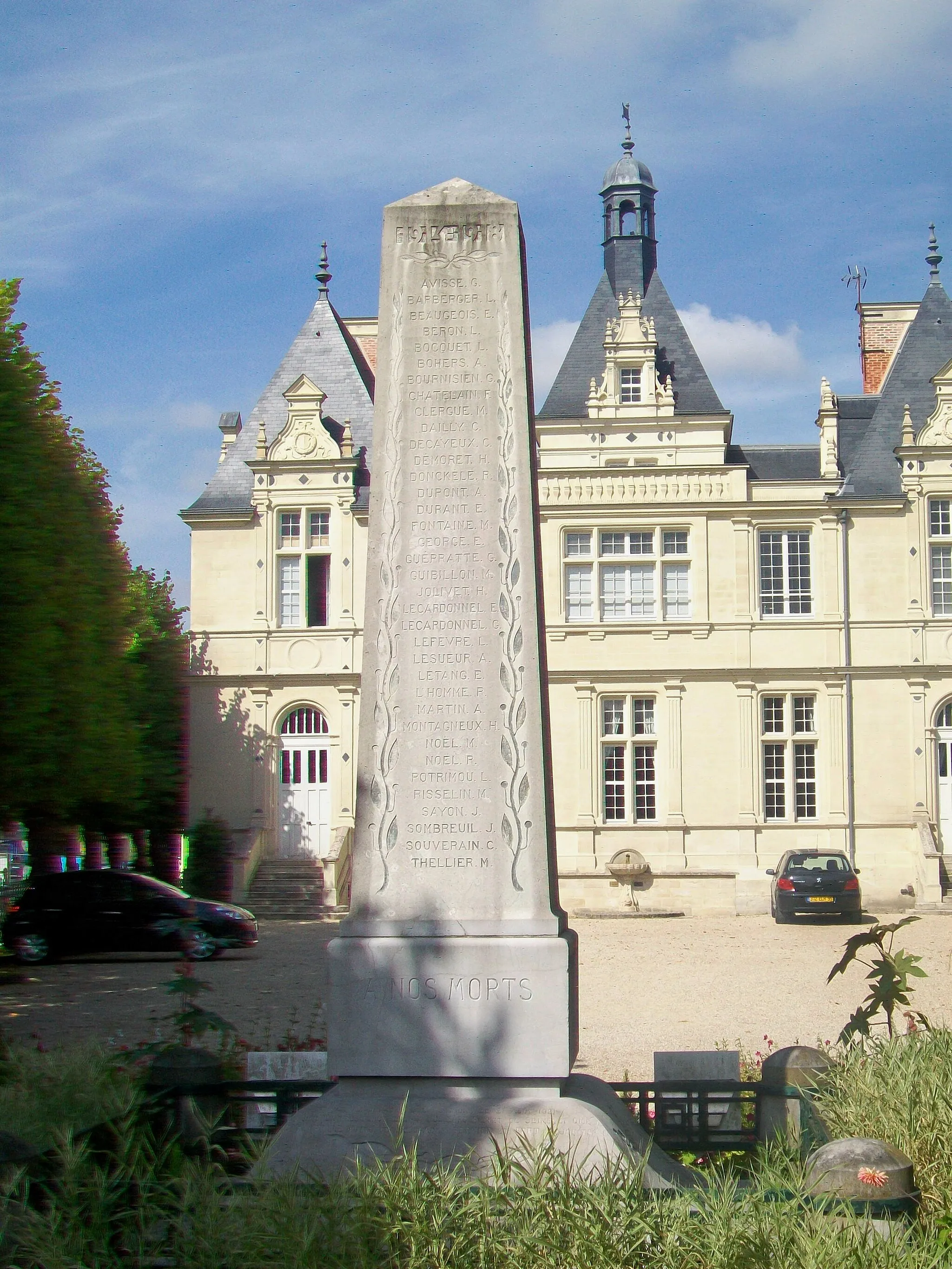 Photo showing: Le monument aux morts, à l'est de la mairie.