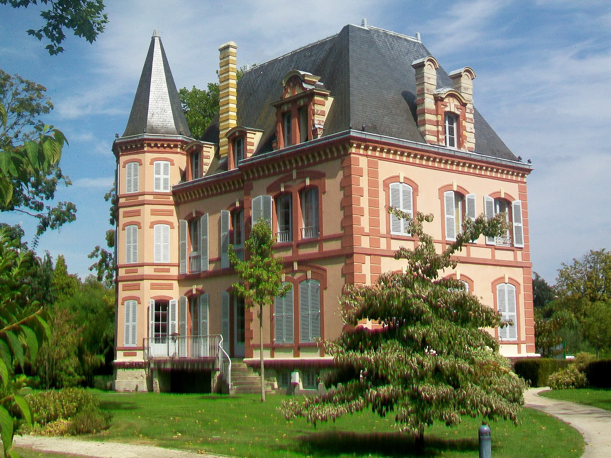 Photo showing: Le Castelrose, ancienne villa, annexe de la mairie, à l'angle rue Dambry / avenue de Paris, façades ouest et sud.